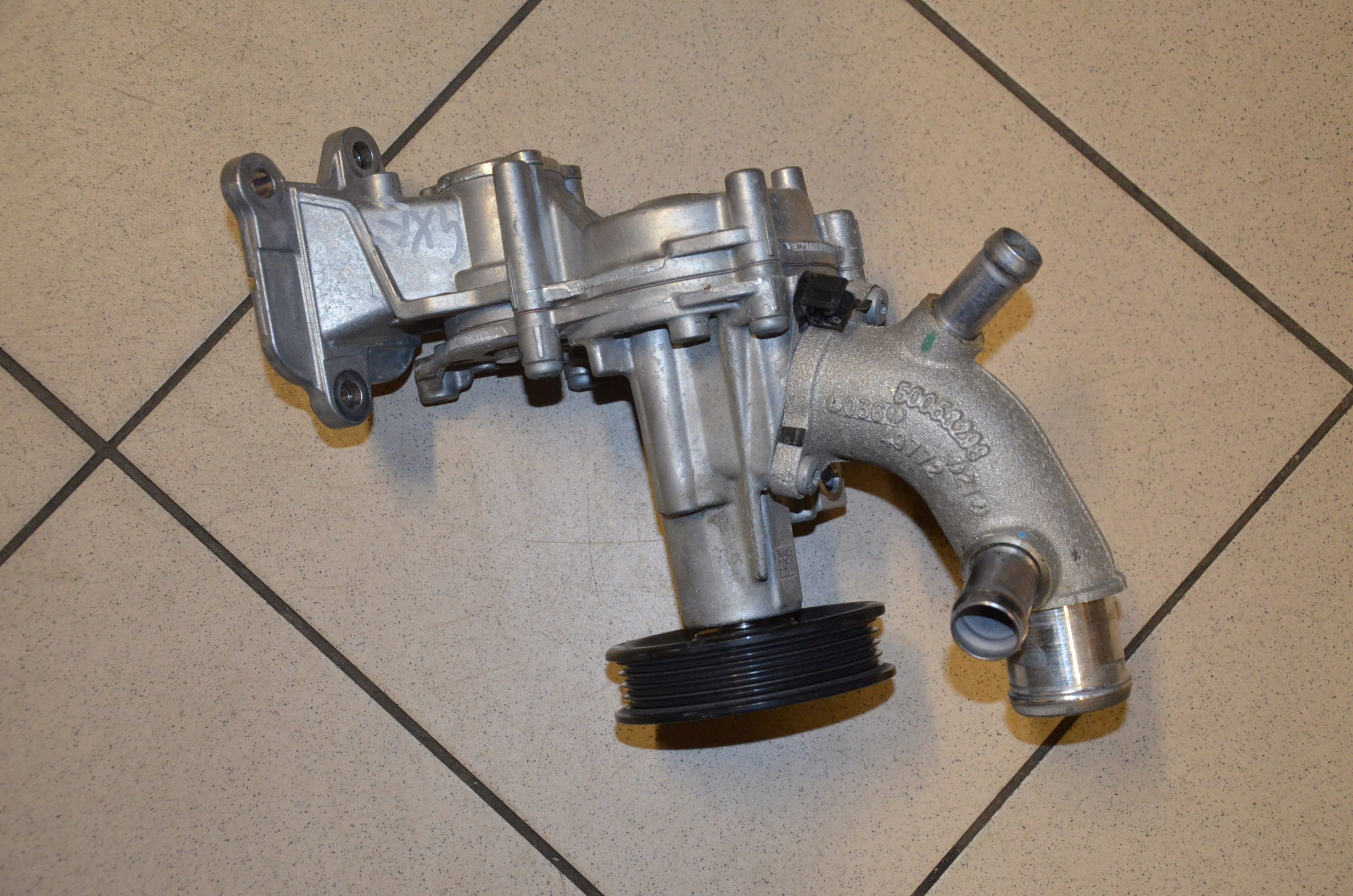 5048368AC 50057529 - Водяний насос труби штуцер WRANGLER JL 4XE 2.0 T PHEV