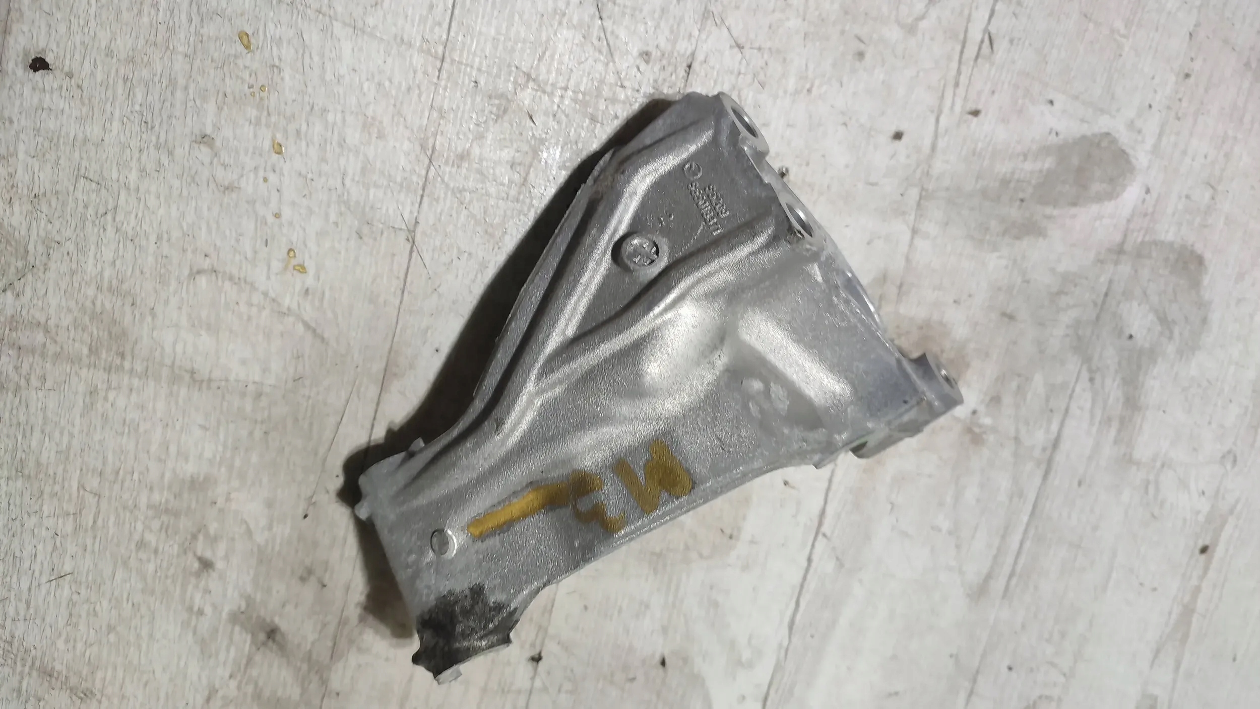 Mazda 3 III BM 17r 1.5d console holder alternator