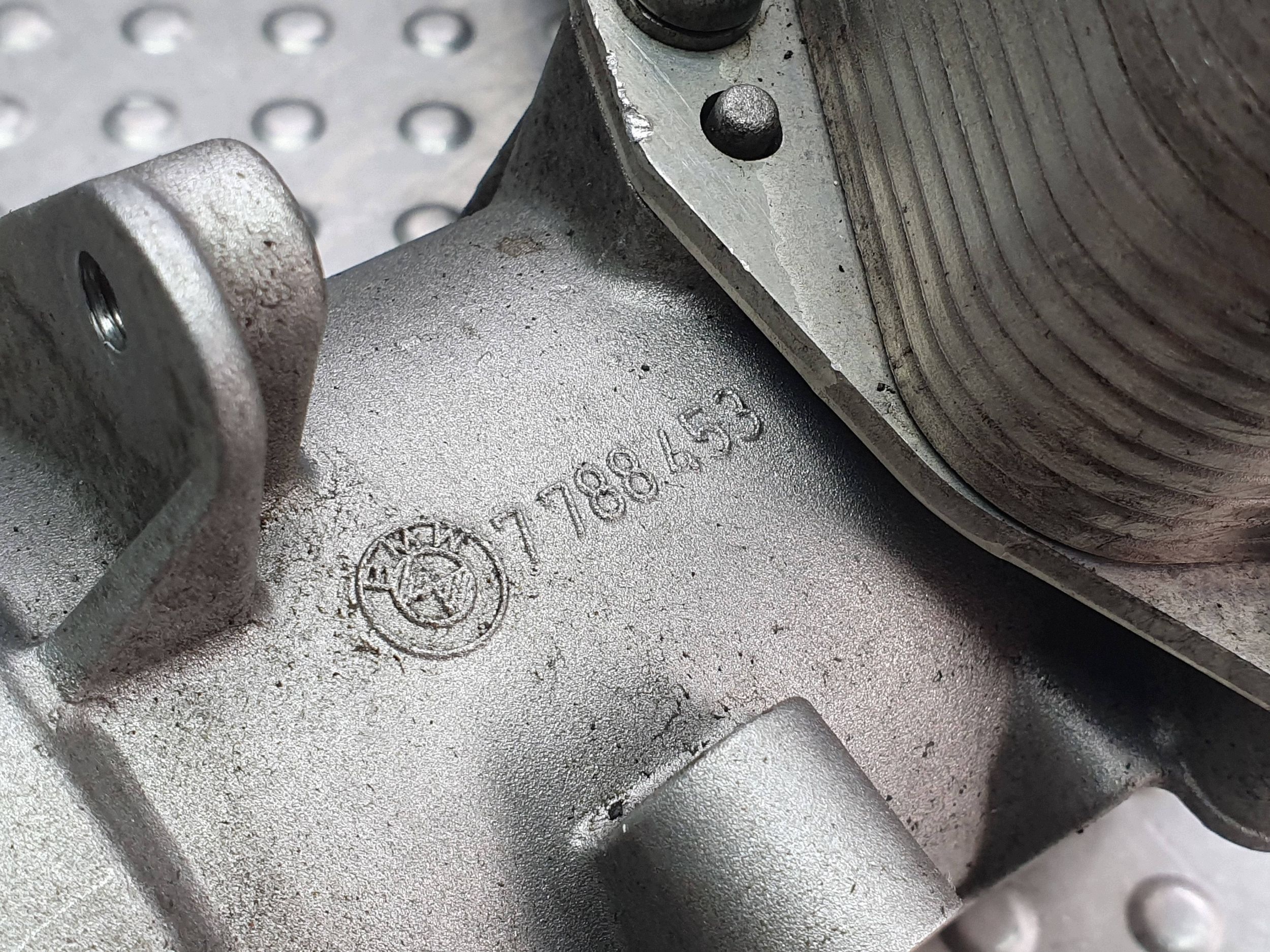 obal filtru oleje 7788453 BMW E91 E90 E60 E61 X5 E70 E53 E65 3.0 D M57