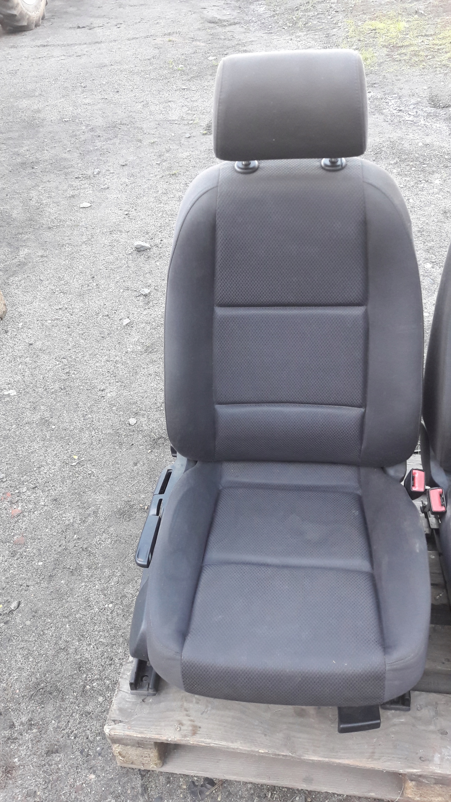 AUDI A4 B6 FOLTEL WELUR links oder rechts vorne