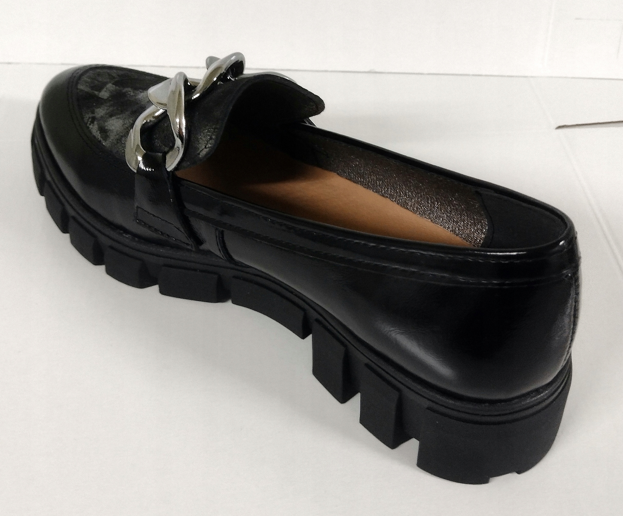 UNI-870 STYLOWE MOKASYNY Z ŁAŃCUCHEM SKÓRA NAT 39 Rozmiar 39