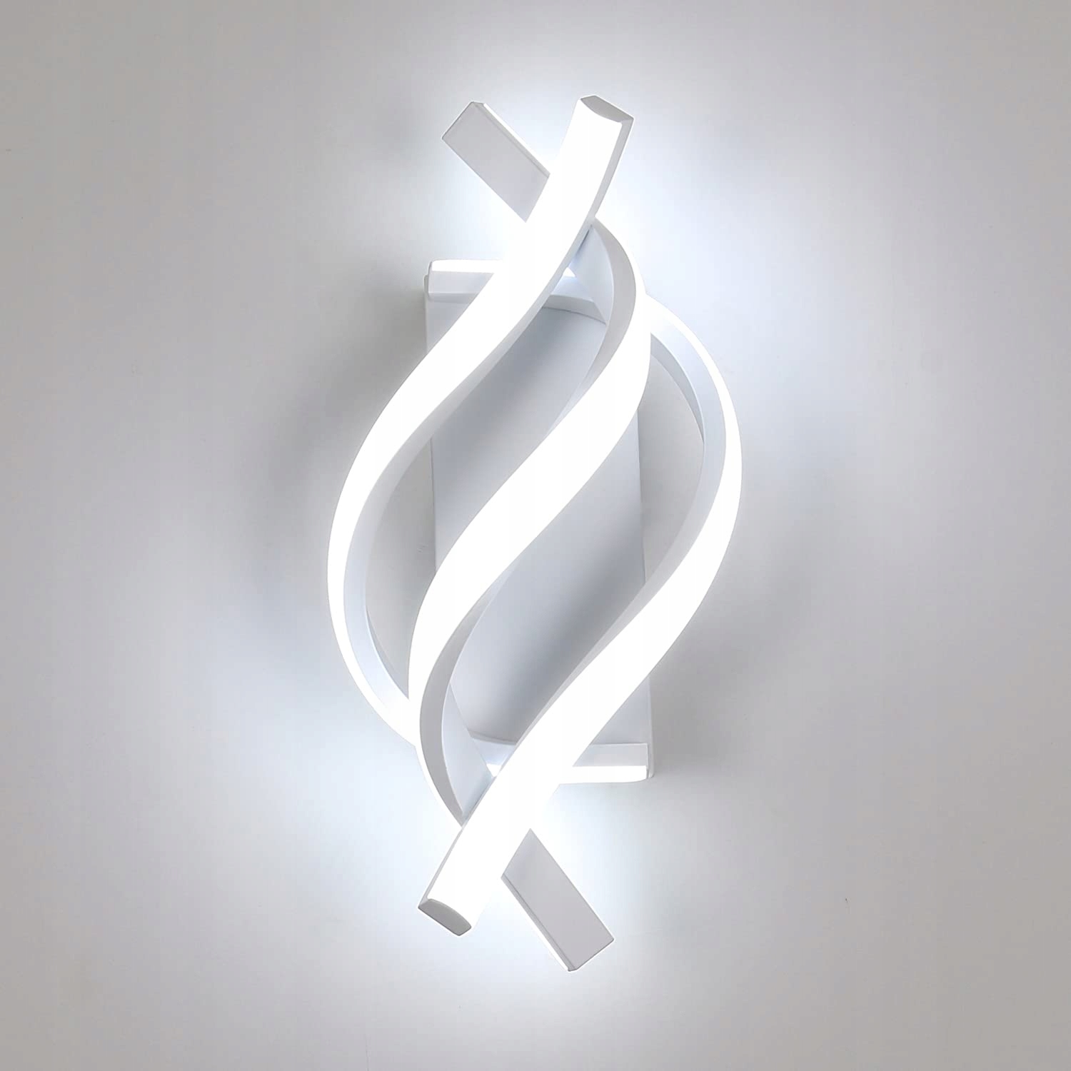 Led nástěnné svítidlo s zakřiveným tvarem, vhodné do předsíně i obývacího pokoje.