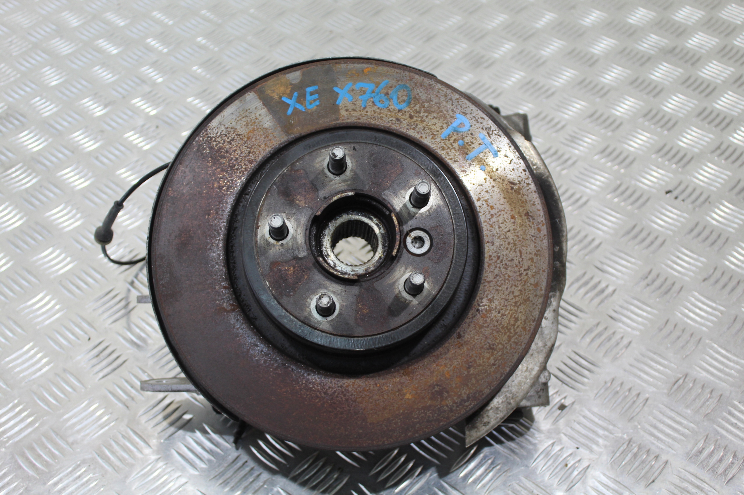 ЦАПФА ПРАВЫЙ ЗАД. JAGUAR XE X760