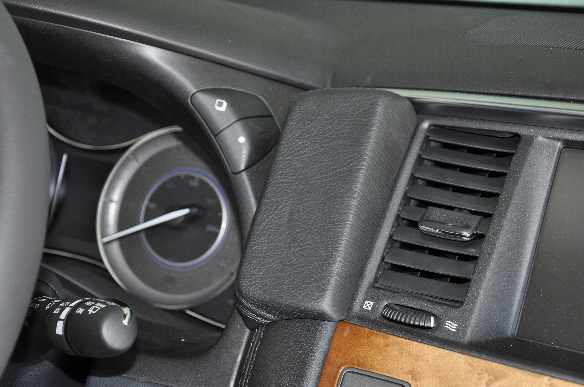 Konzola Kuda pro telefon do Nissan Patrol od roku 2010