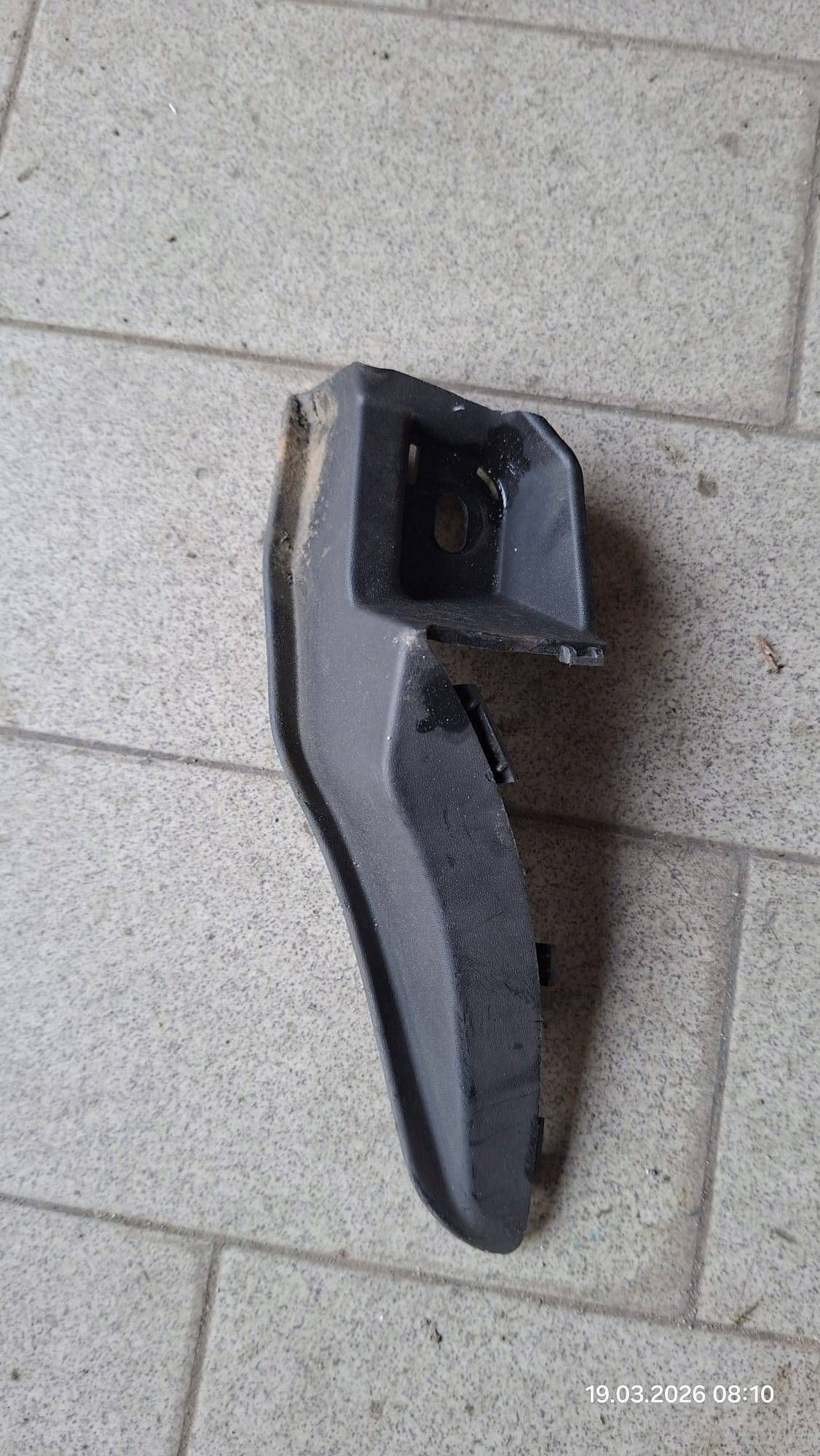 corner under the window right side Renault Rafale 668628257R