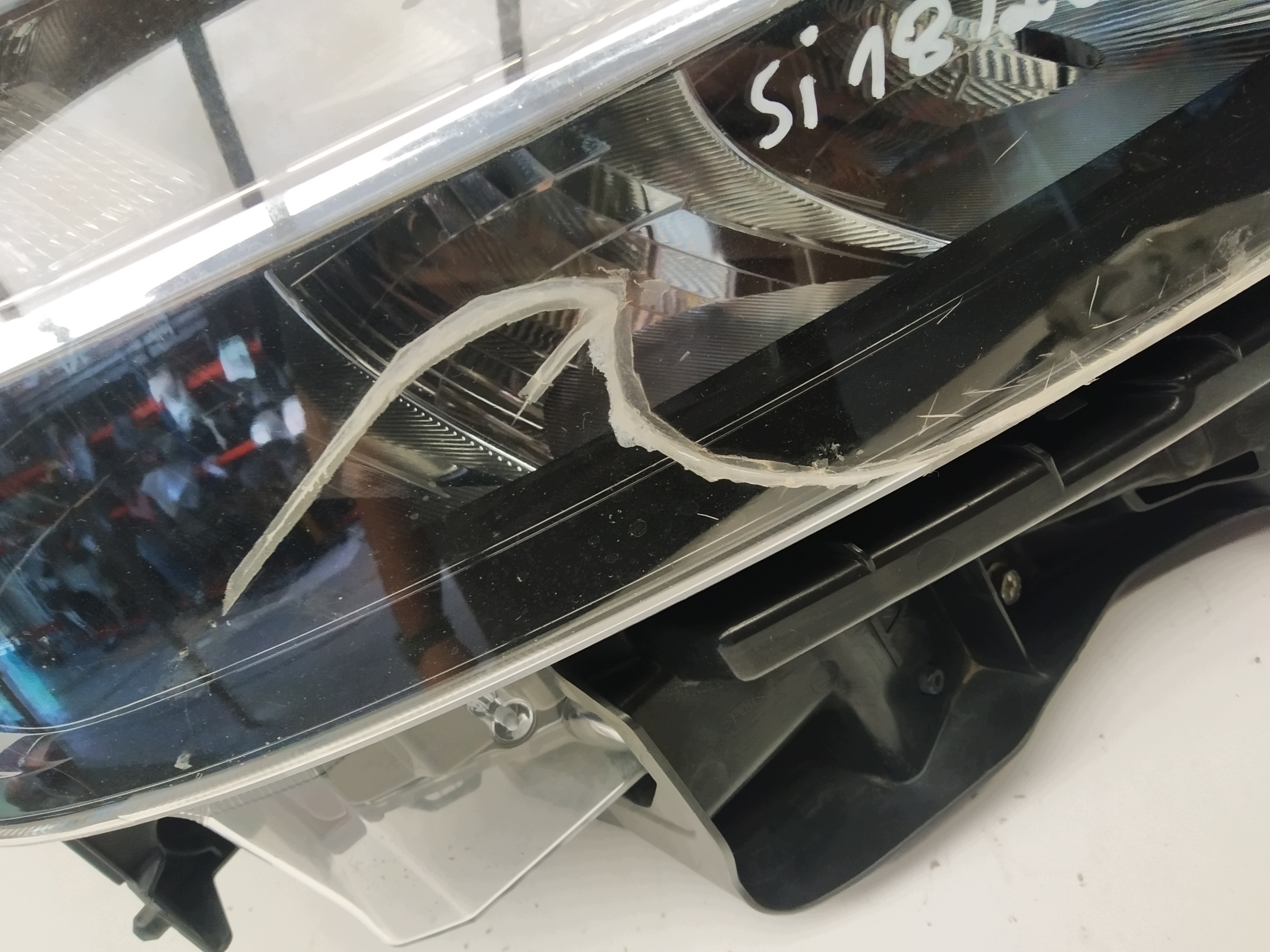 22- Suzuki S Cross II reflektor light front right Full Led damaged szklo