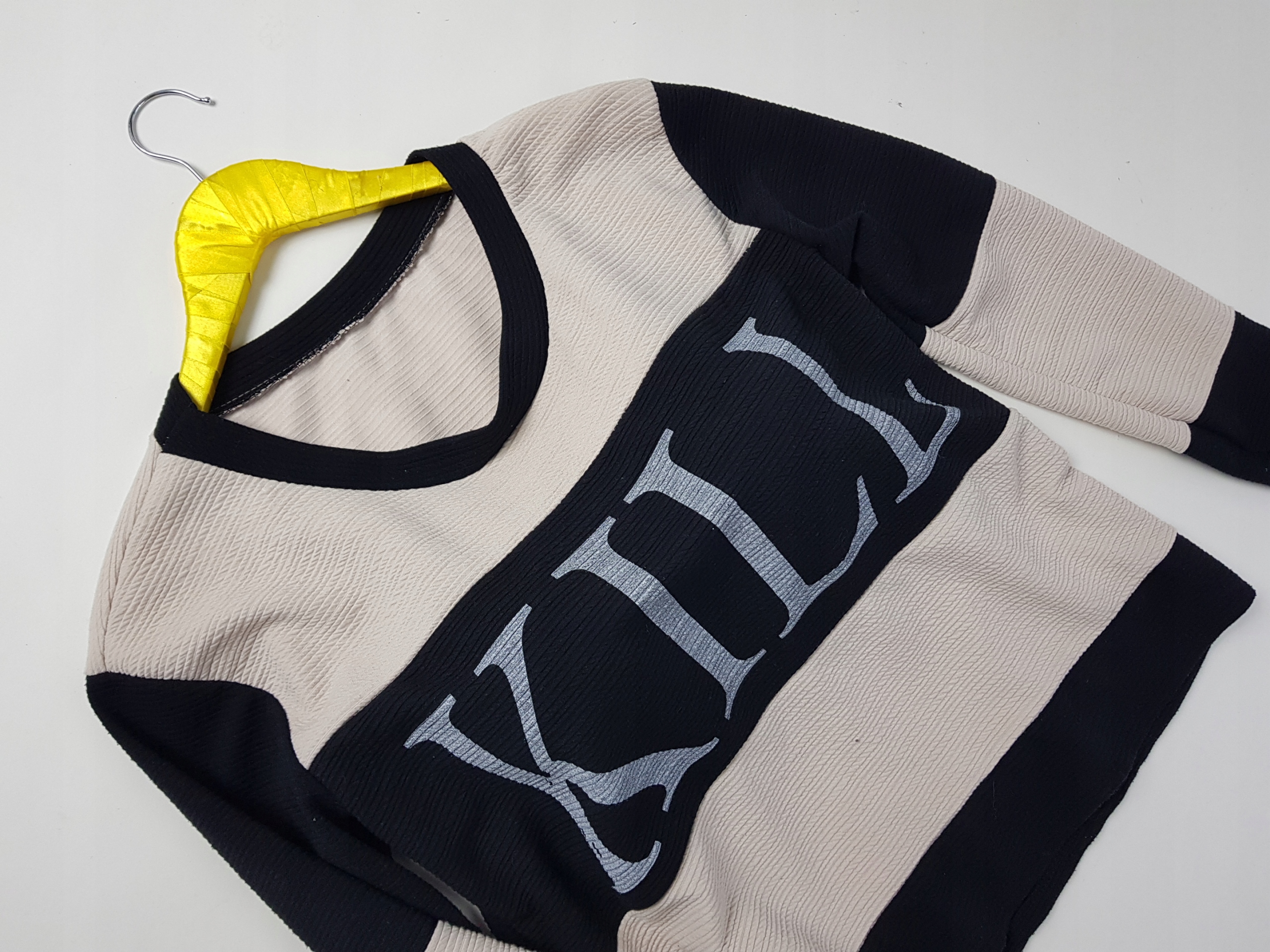 ok. 42 Sweter ciążowy z napisem Marka bez marki