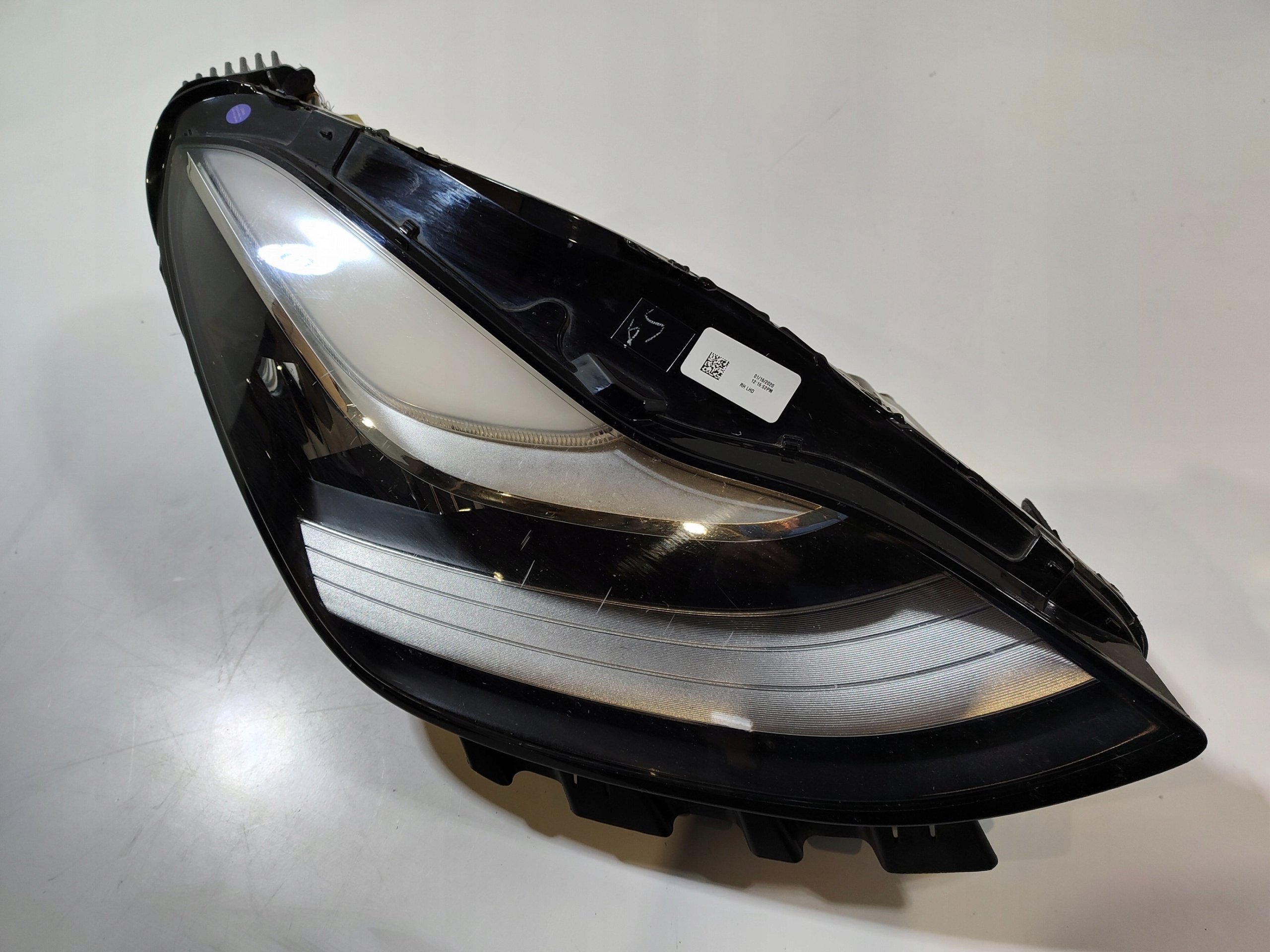 Tesla Model 3 2017- Reflektor prawy przód FULL LED 1077376-00-C