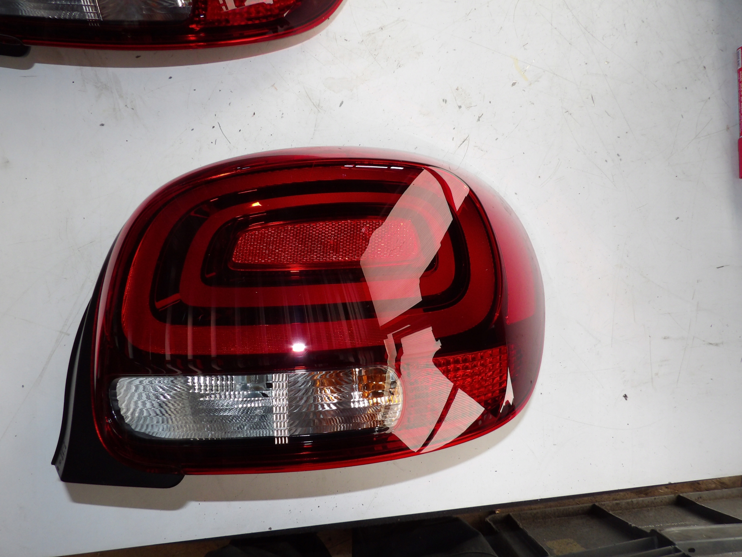 LAMPA TYLNA PRAWA CITROEN C3 9812257480