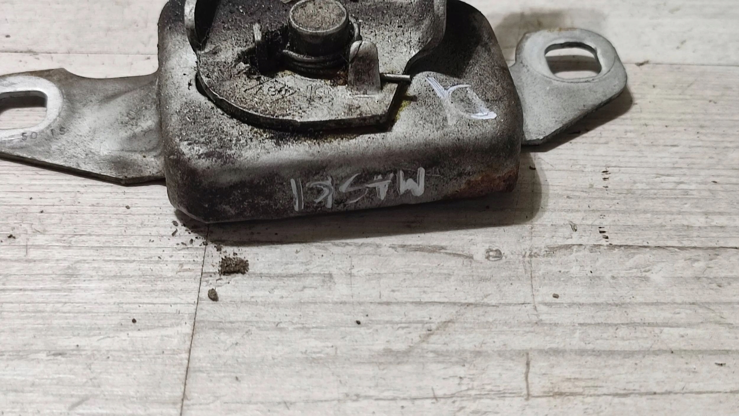 Dacia Duster and 16r 1.6b bonnet latch lock