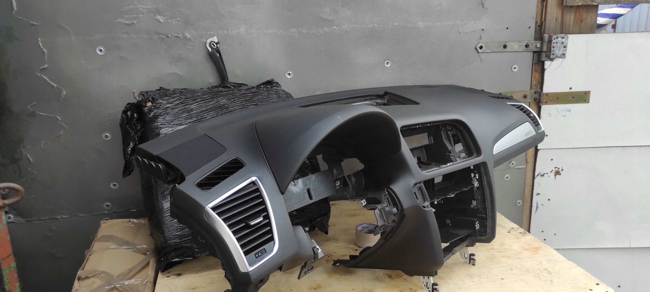 AUDI Q5 8R dashboard instrument panel console cockpit leather