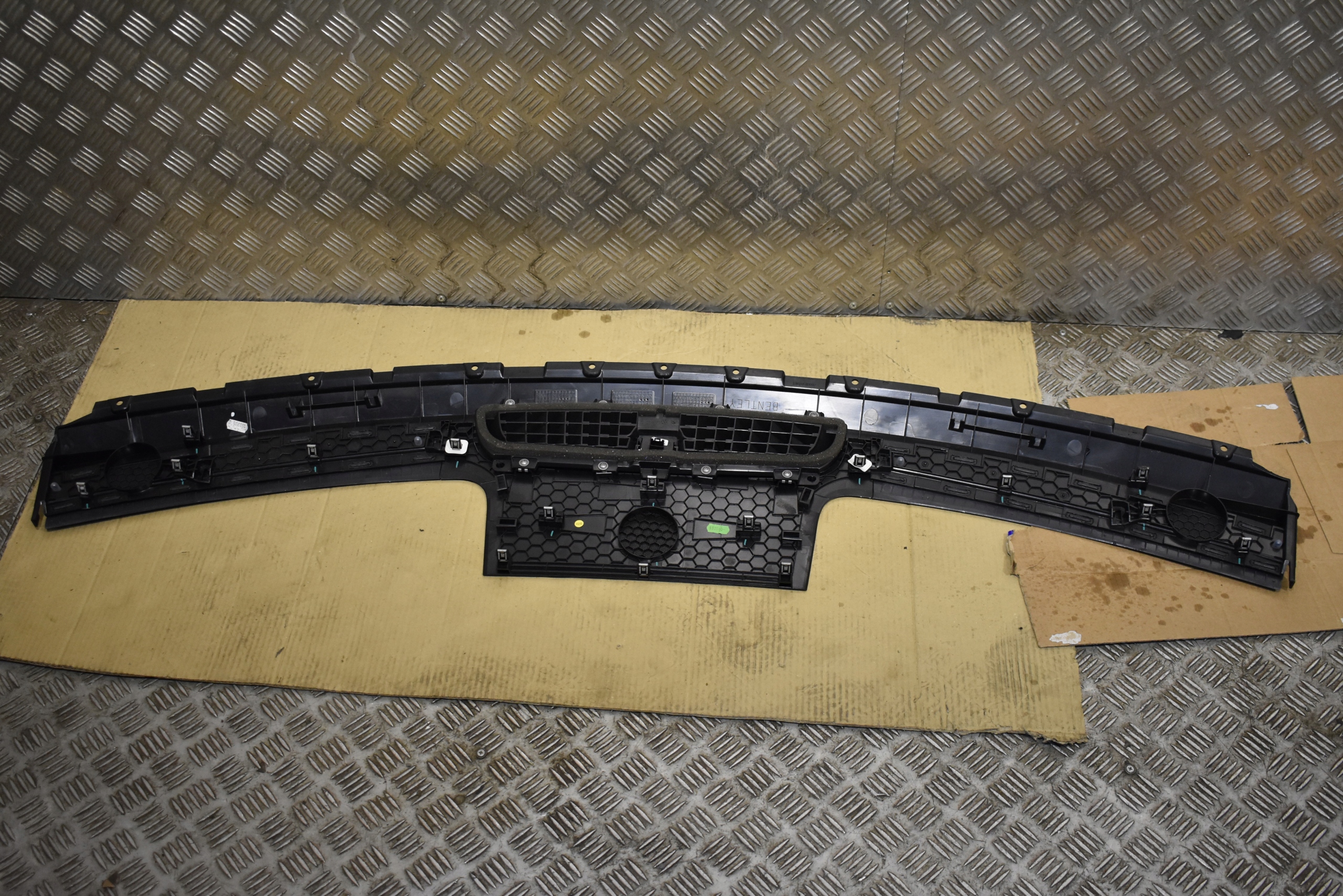 perfect condition moulding torpedo consoles BENTLEY BENTAYGA 1