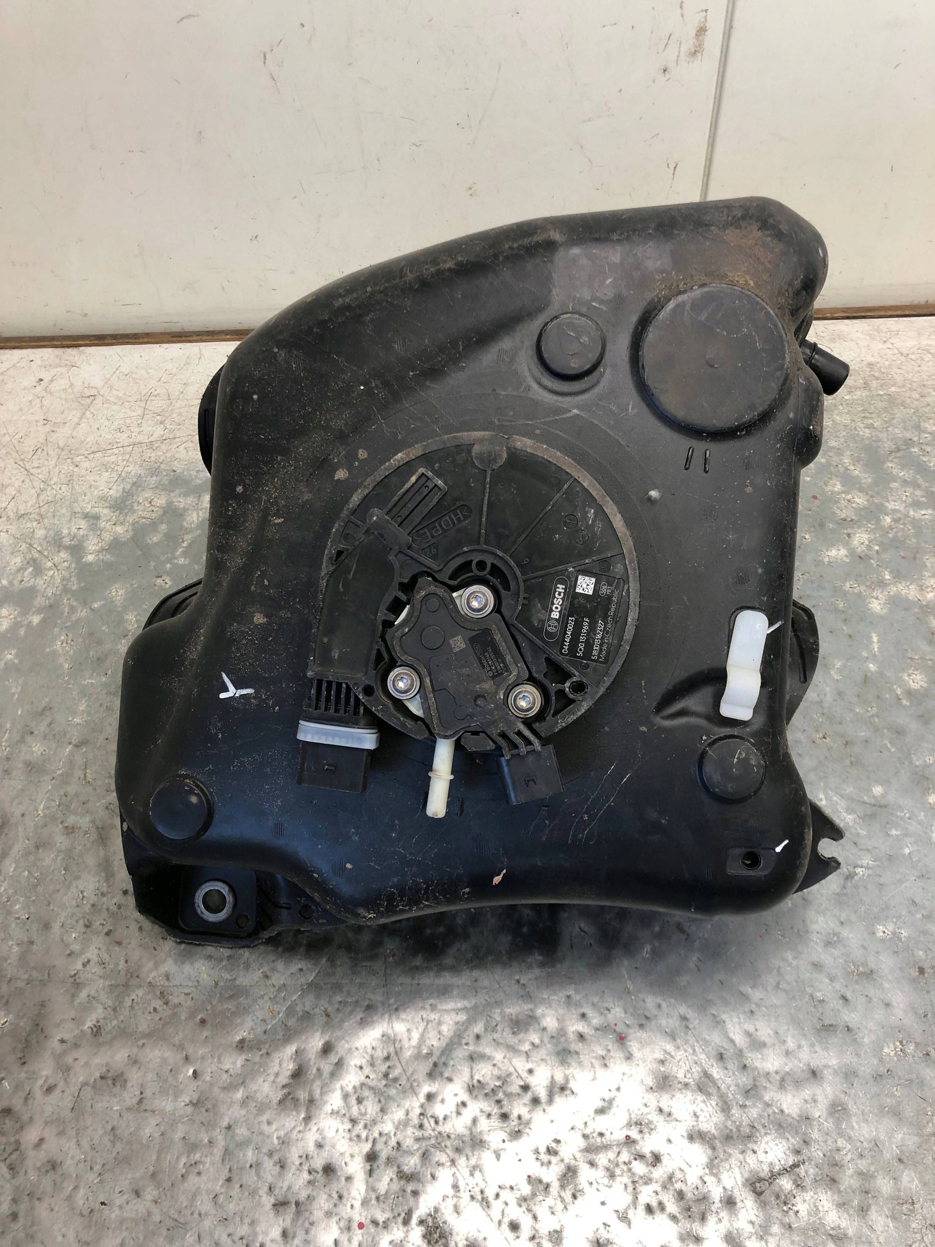 Behälter ADBLUE SKODA SUPERB III B8 3Q0131877D 3Q013187D