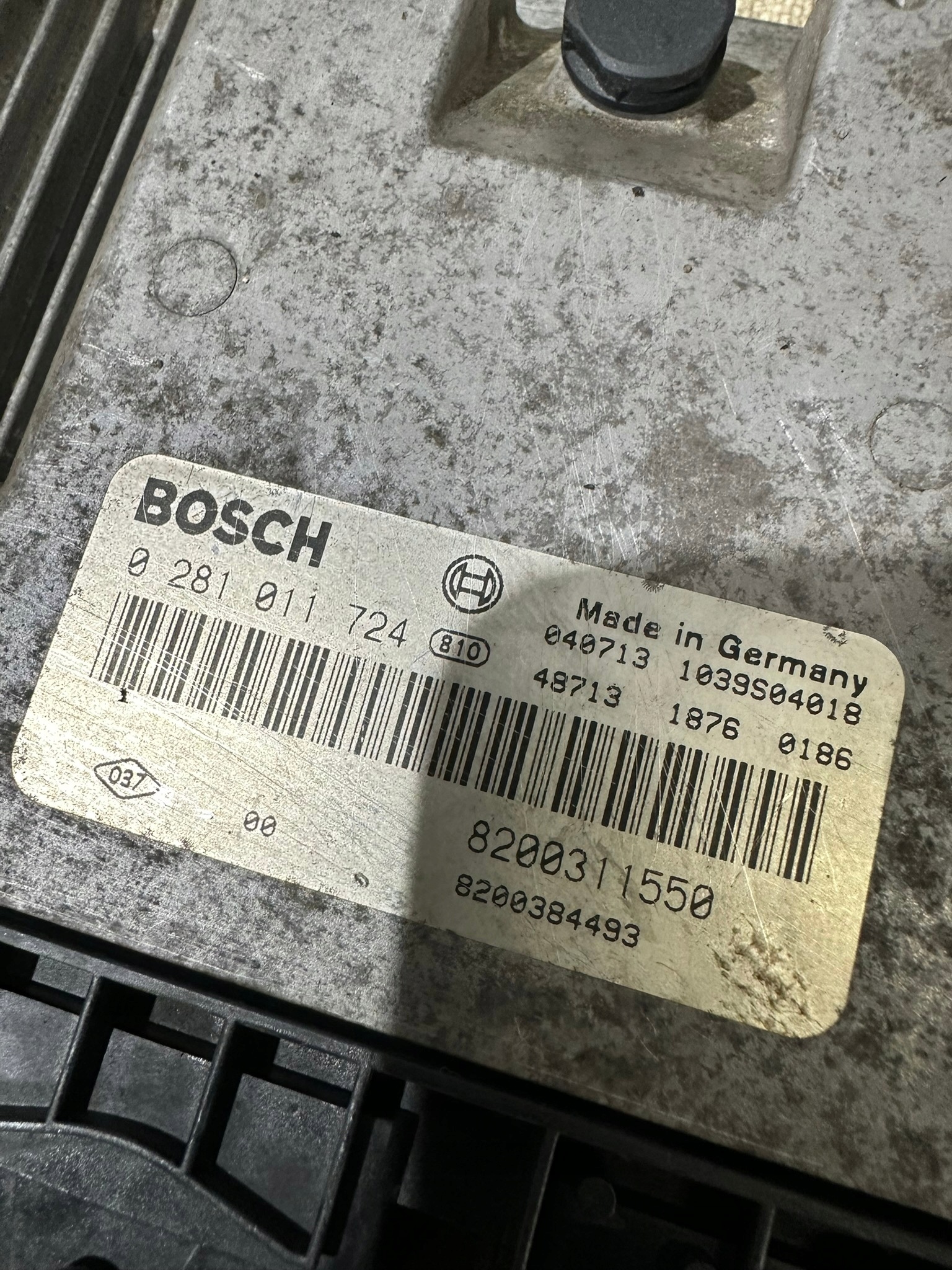 control unit of the engine RENAULT ESPACE 2.2D 0281011724 8200311550