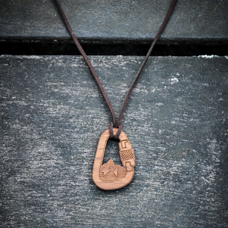 Naszyjnik z drewna na rzemyku z wisiorkiem HMS Marka inna