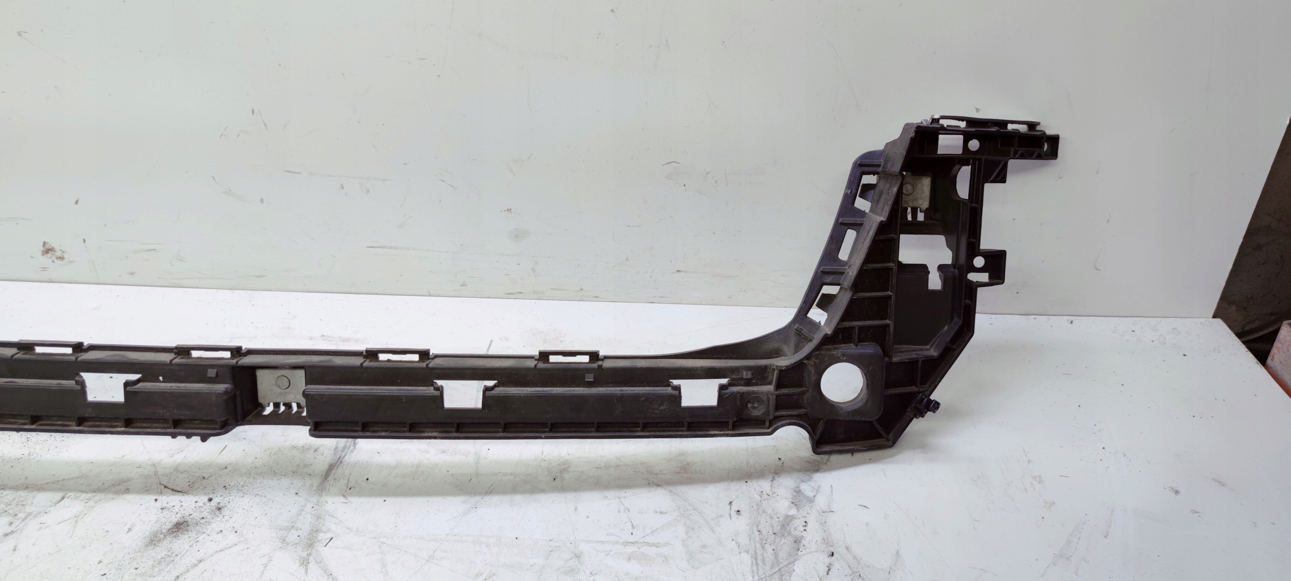 bumper bracket central AUDI A4 B9 AVANT 8W9807385