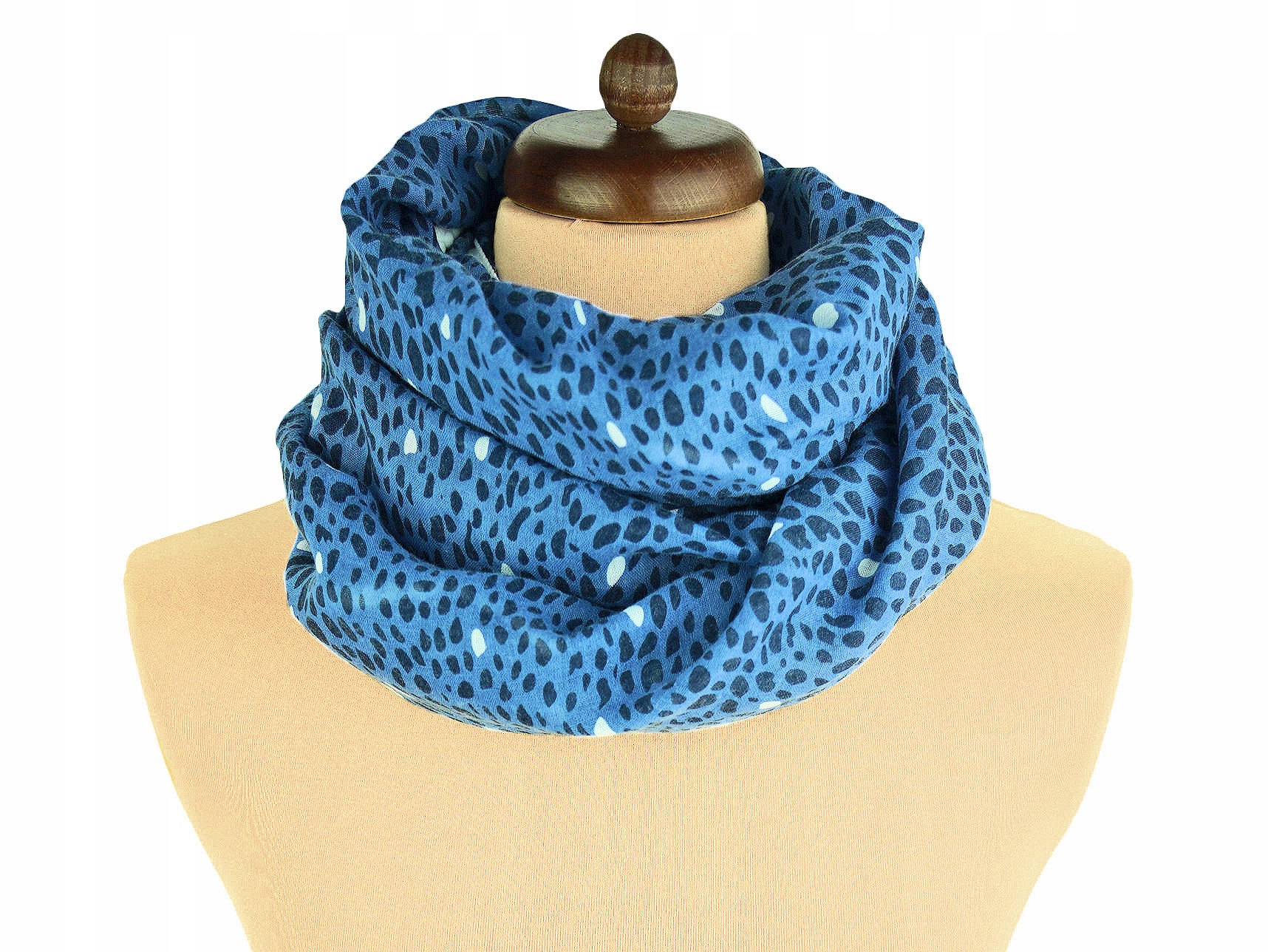 SZAL NIEBIESKI LAPIS W CENTKI Z BIAŁĄ LAMÓWKĄ Marka Tissino