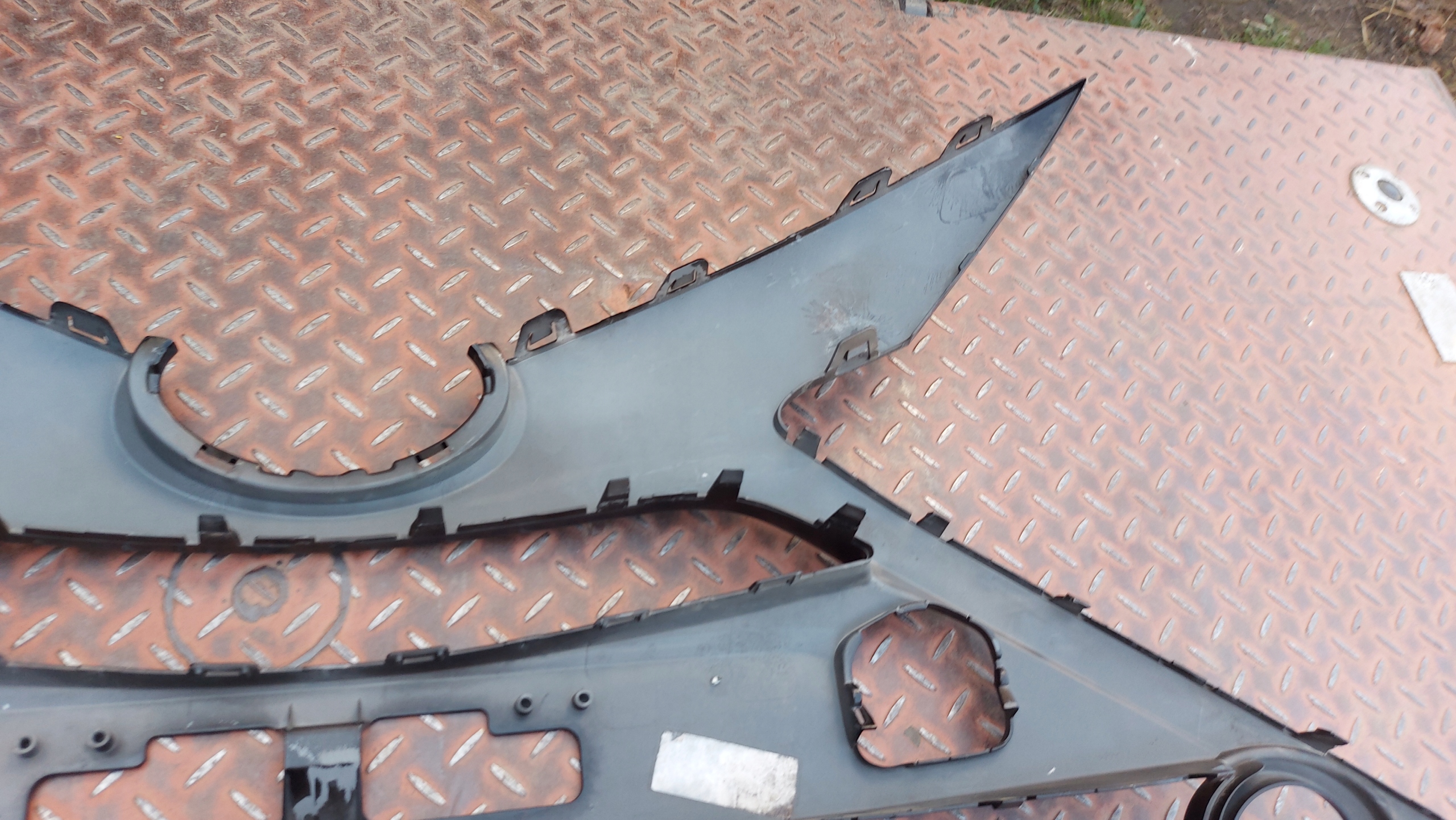 grid of a bumper central lower front front TOYOTA AYGO II 14