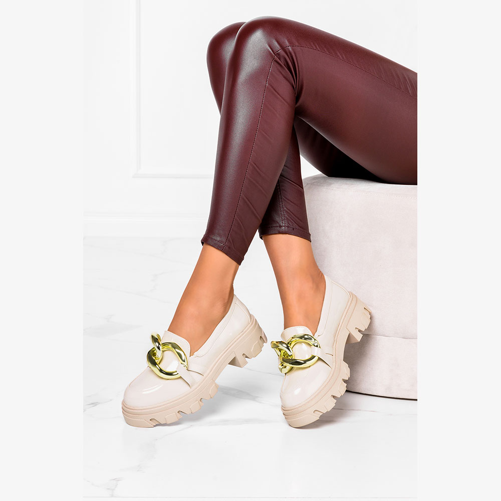 MOKASYNY PÓŁBUTY LAKIEROWANE PLATFORMA ŁAŃCUCH 39 Marka Casu