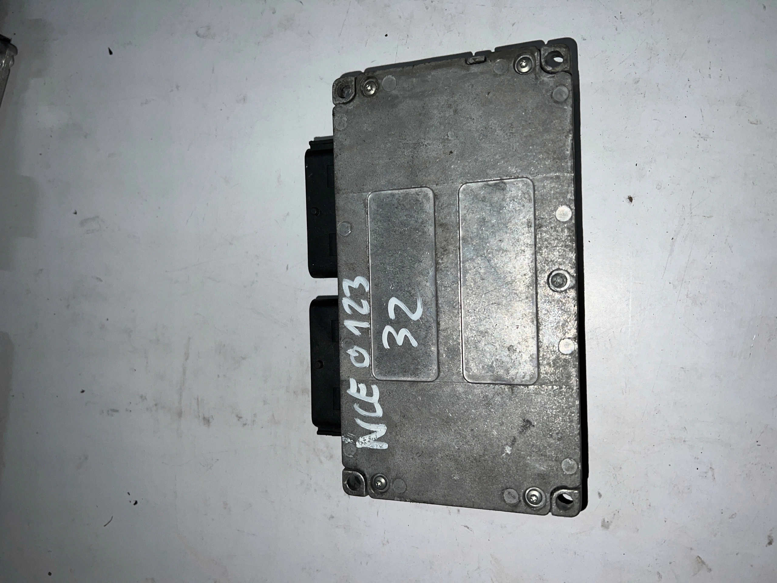 CITROEN PEUGEOT Computer ECU 9654232880 8200302005