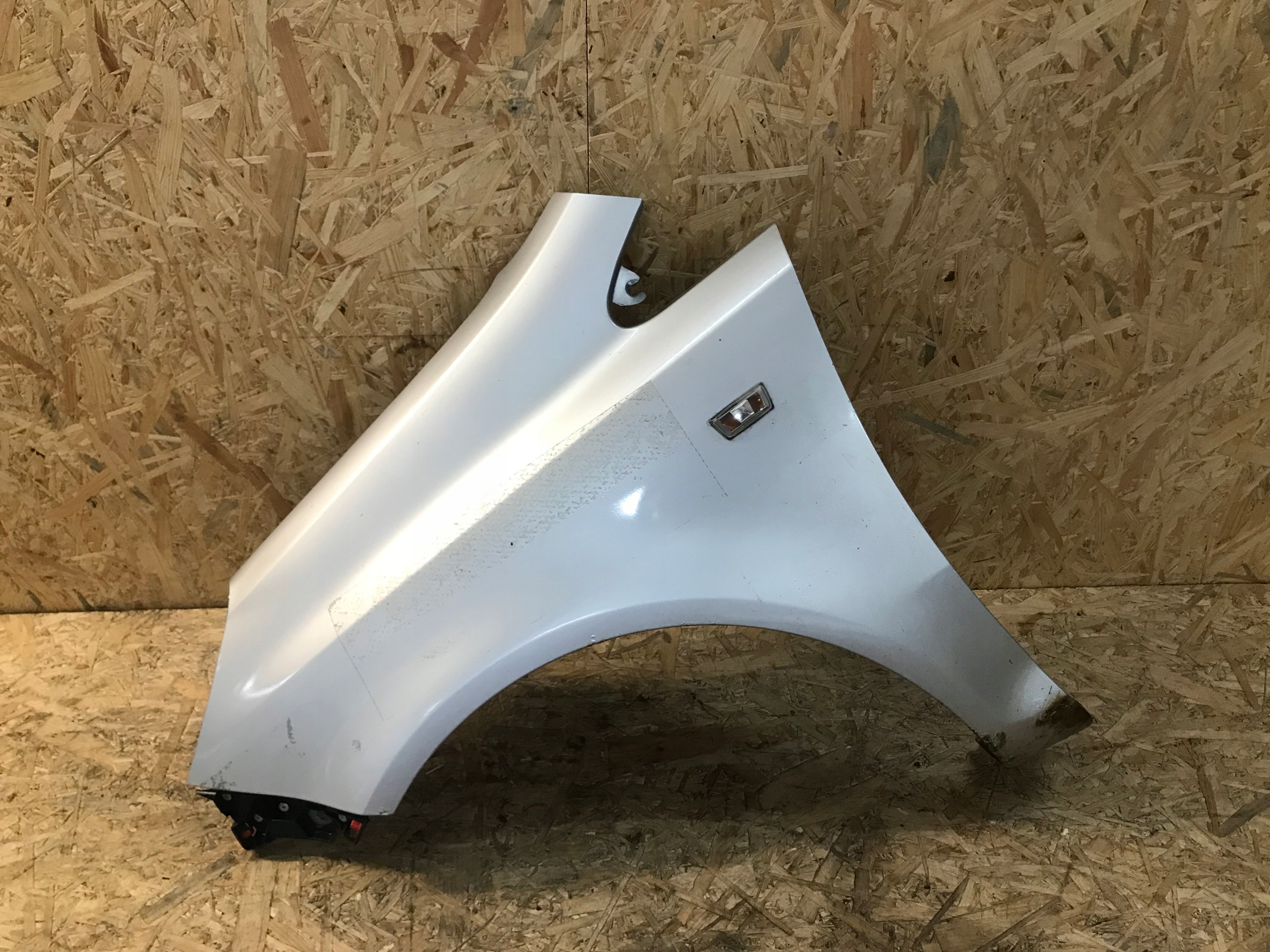 BŁOTNIK LEWY OPEL CORSA D Z157