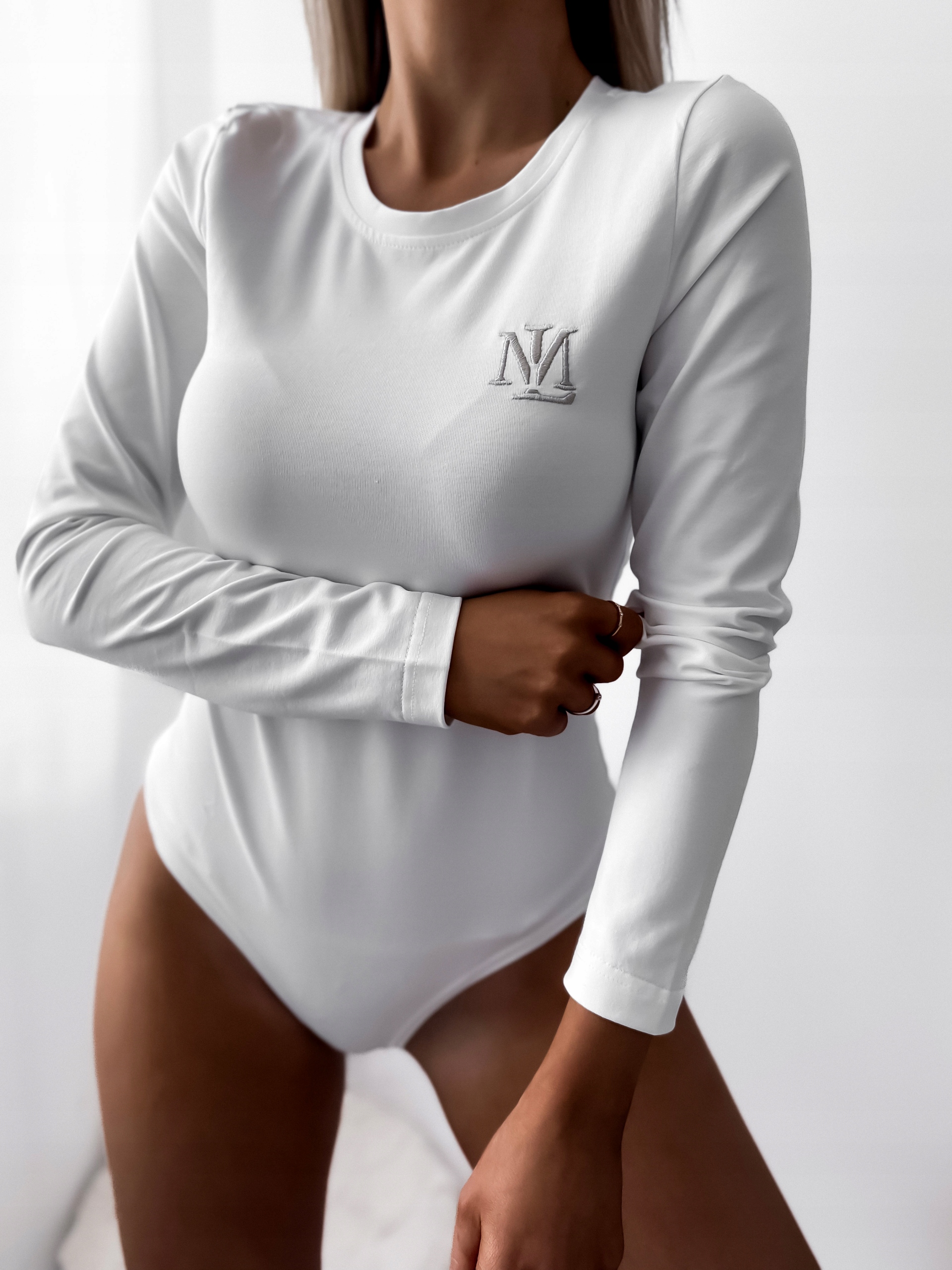 Gładkie Body z długim rękawem i ozdobnym haftem LadyMania - M Kolor biały