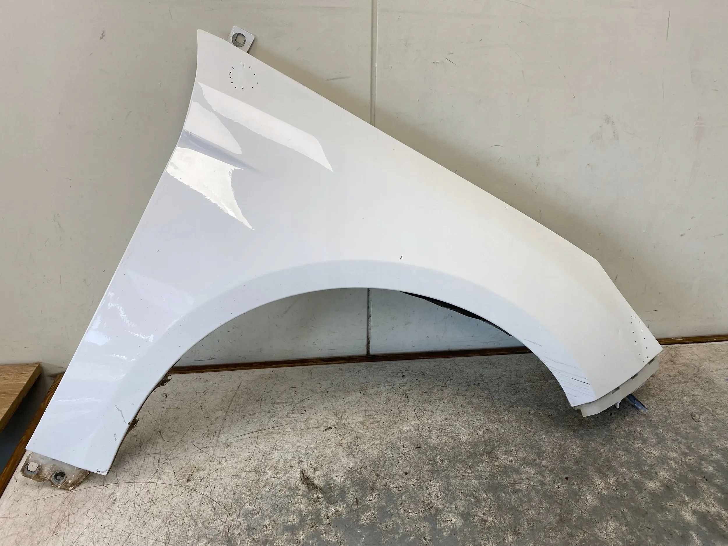 FORD FOCUS MK3 blatník pravý předek BIALY 5B