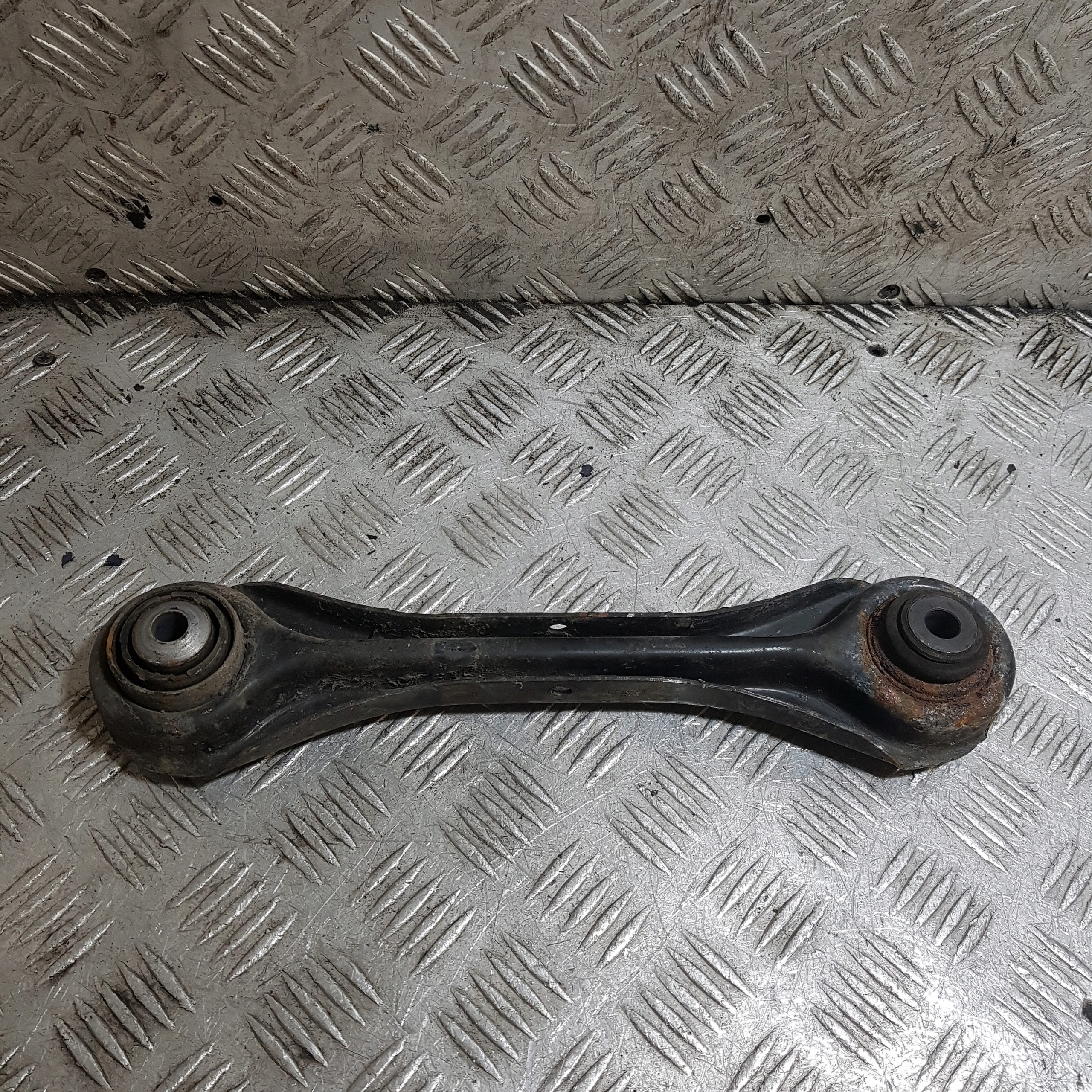 rameno levý zadní BMW E90