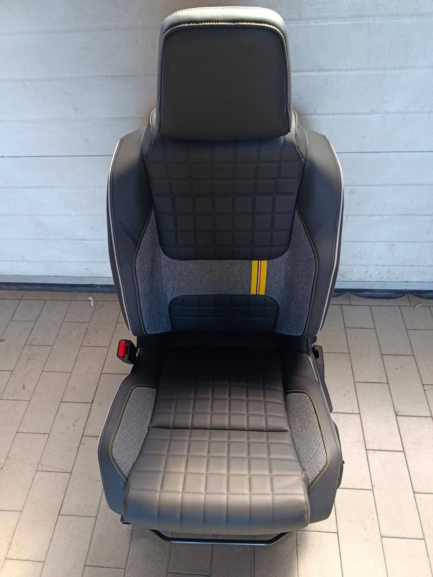 seat driver´s front side left Renault 4 E-TECH as new! EU