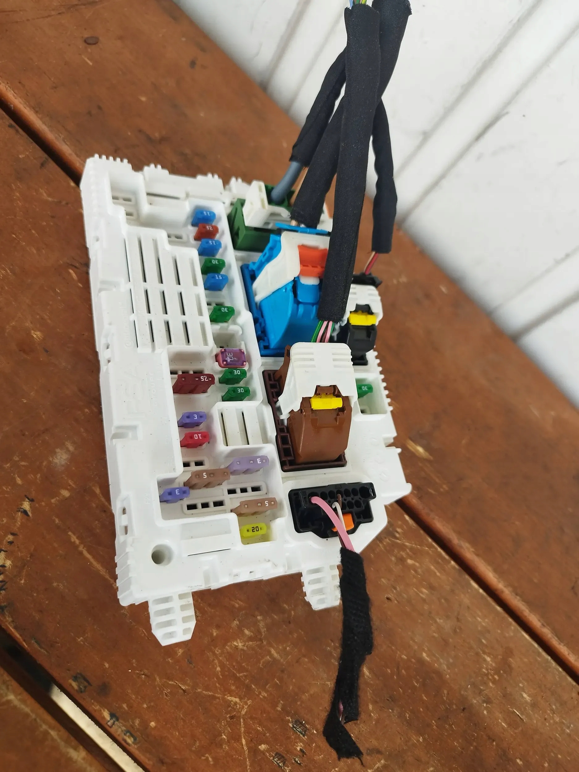 SKRZYNKA BEZPIECZNIKÓW BSM Peugeot 308 2023 Numer katalogowy części 9846631580