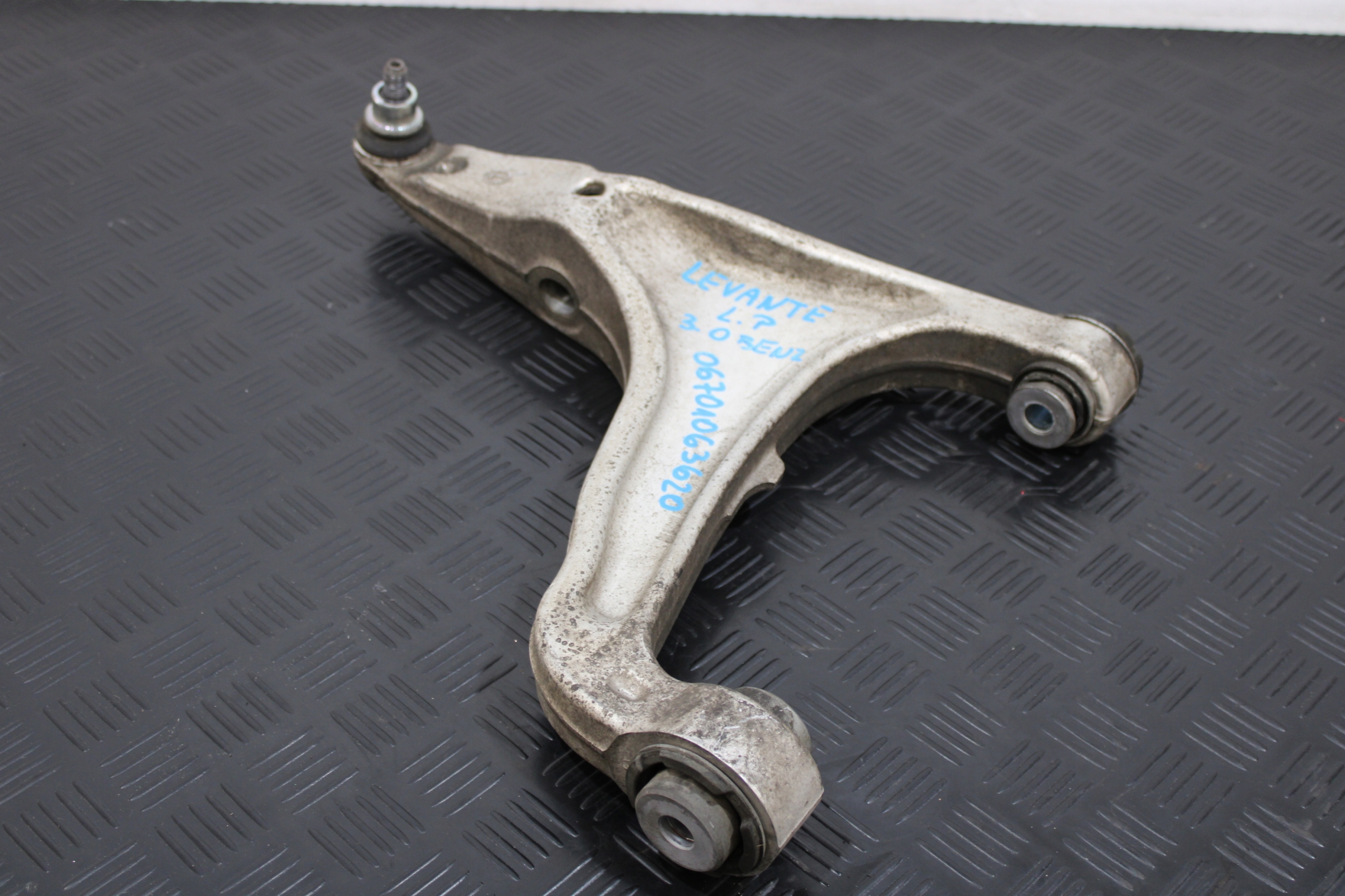 arm left front lower MASERATI LEVANTE M161 06701063620