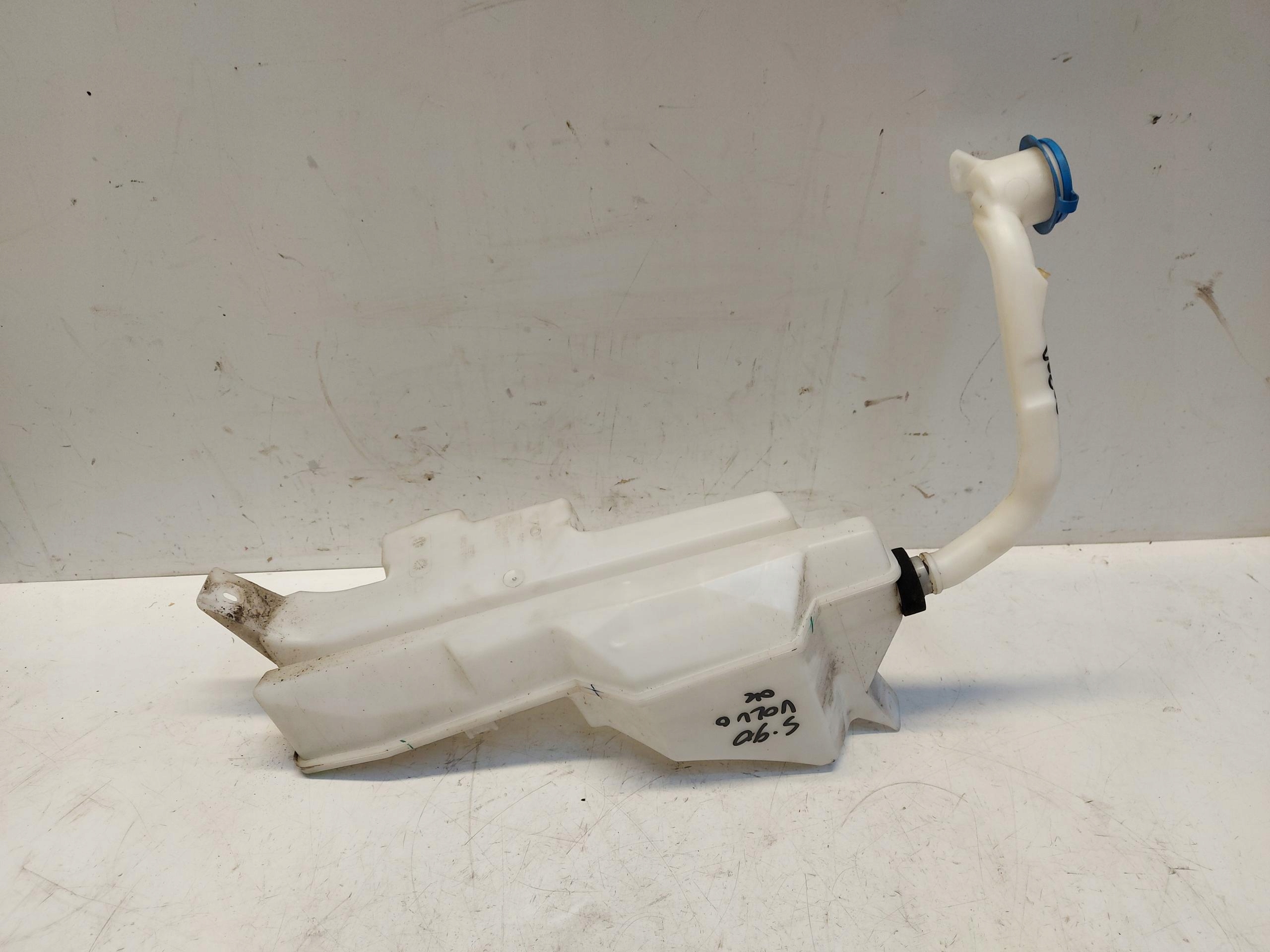 VOLVO S90 D5 sedan washer fluid tank