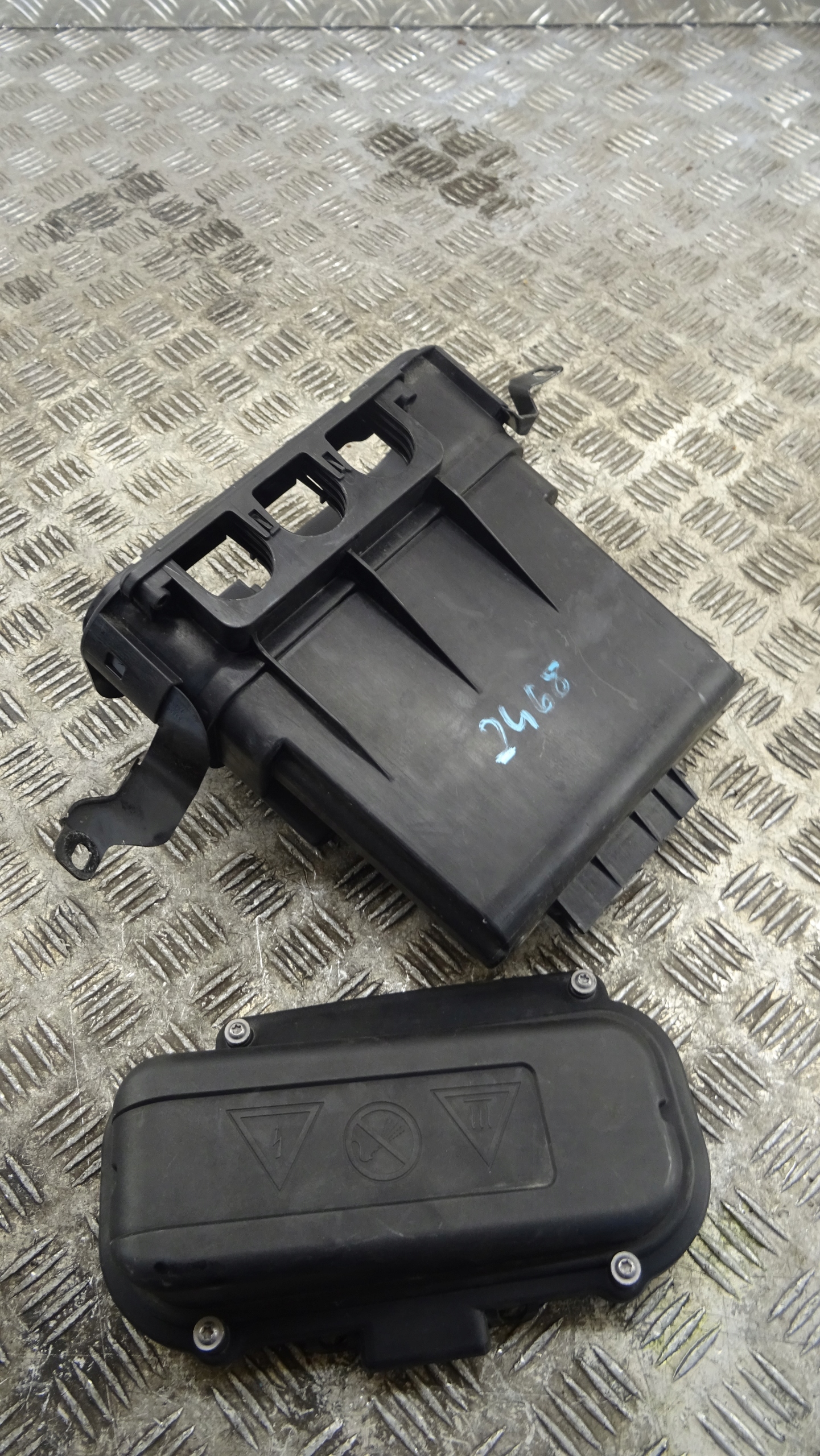 compartment cover bracket KOMPUTERA 8507703 BMW F10