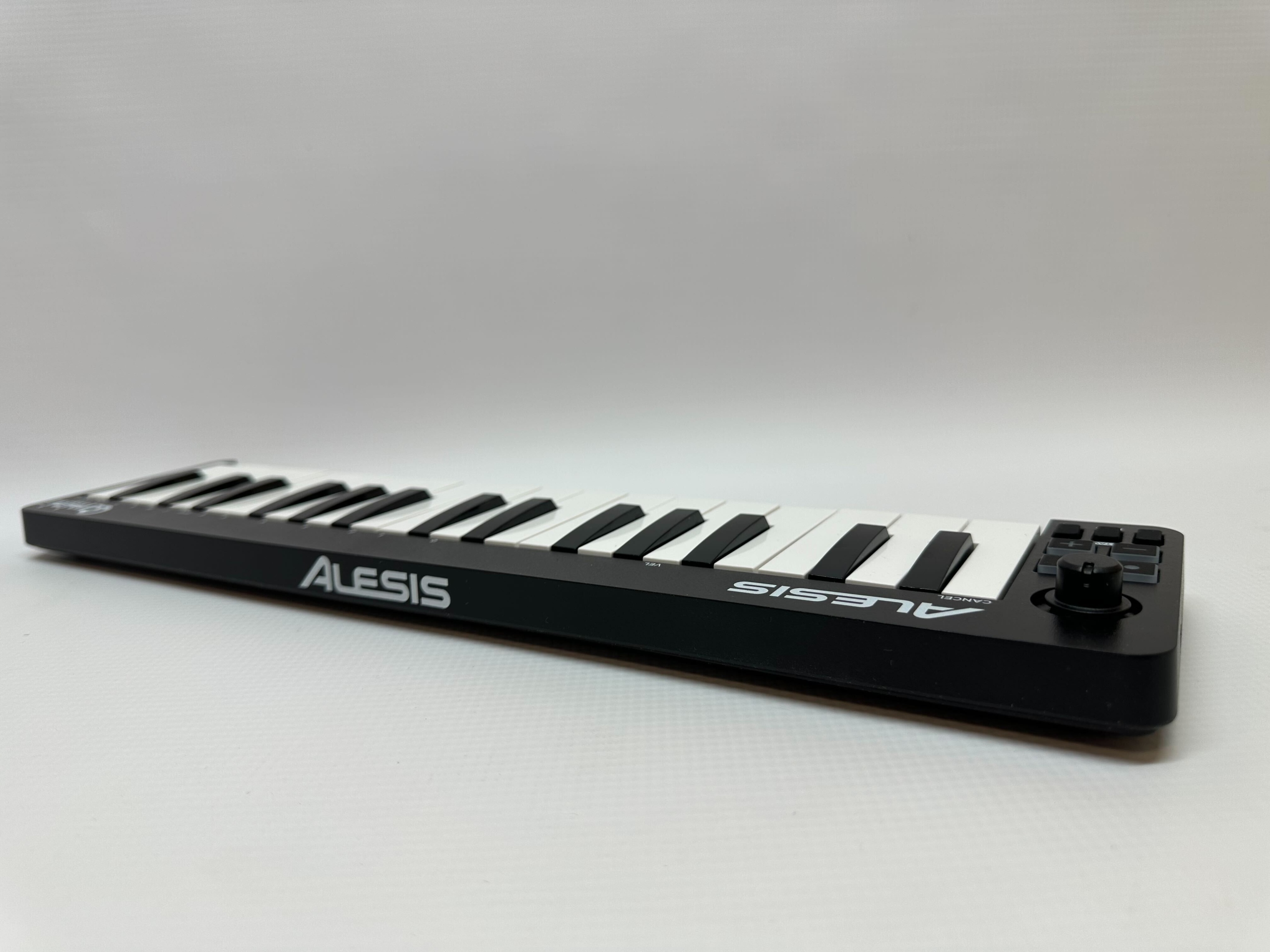 Alesis Qmini - przenośny 32-przyciskowy kontroler USB MIDI Liczba klawiszy 32