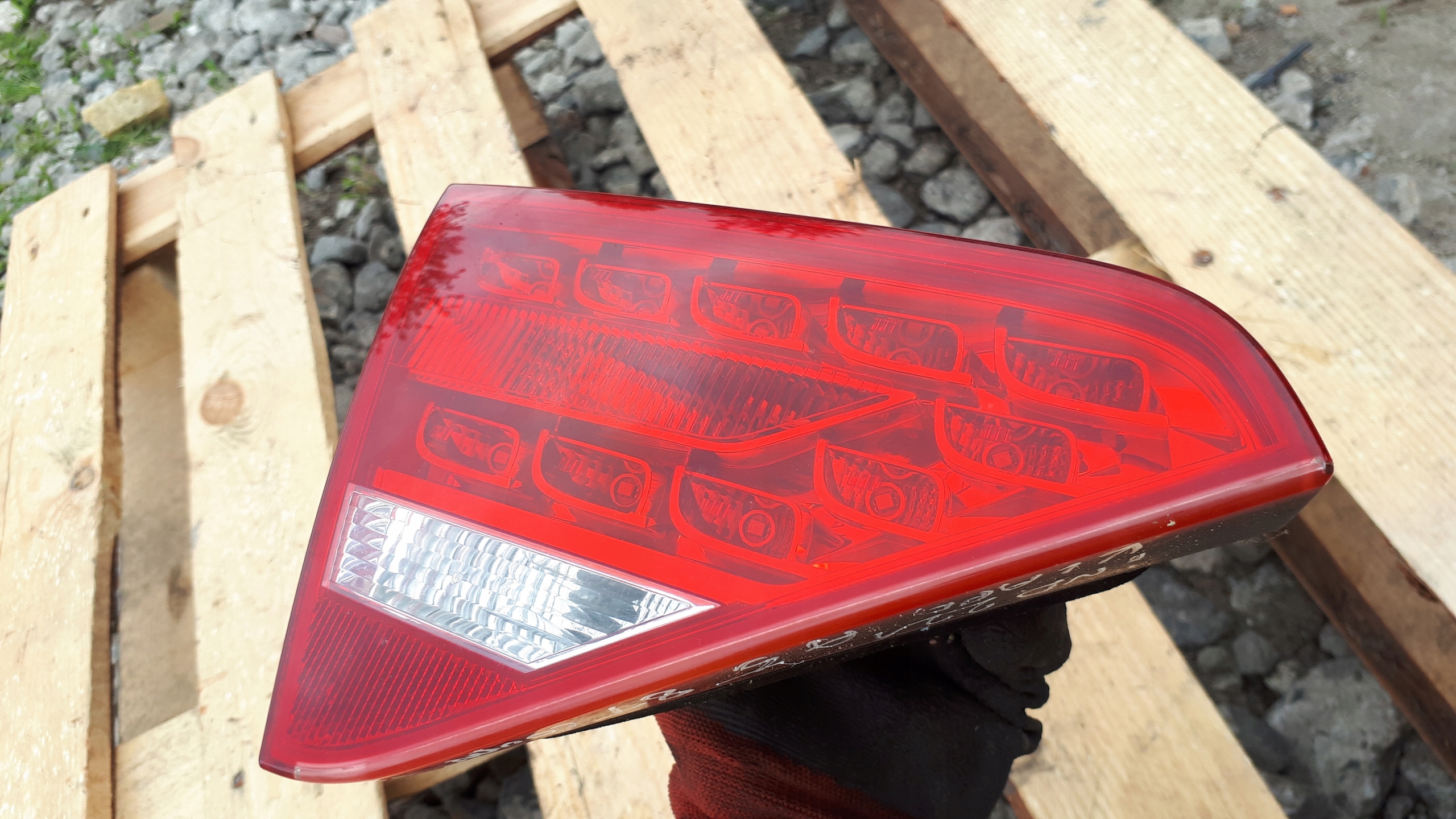 A5 8T light LED left rear part to the bonnet 8T0945093A