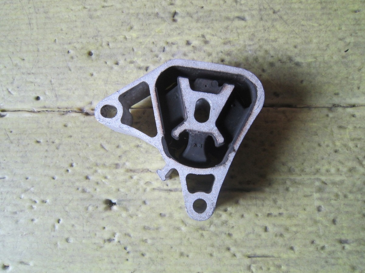 MERCEDES W246 B KLASA 1.5CDI PODUSZKA SILNIKA