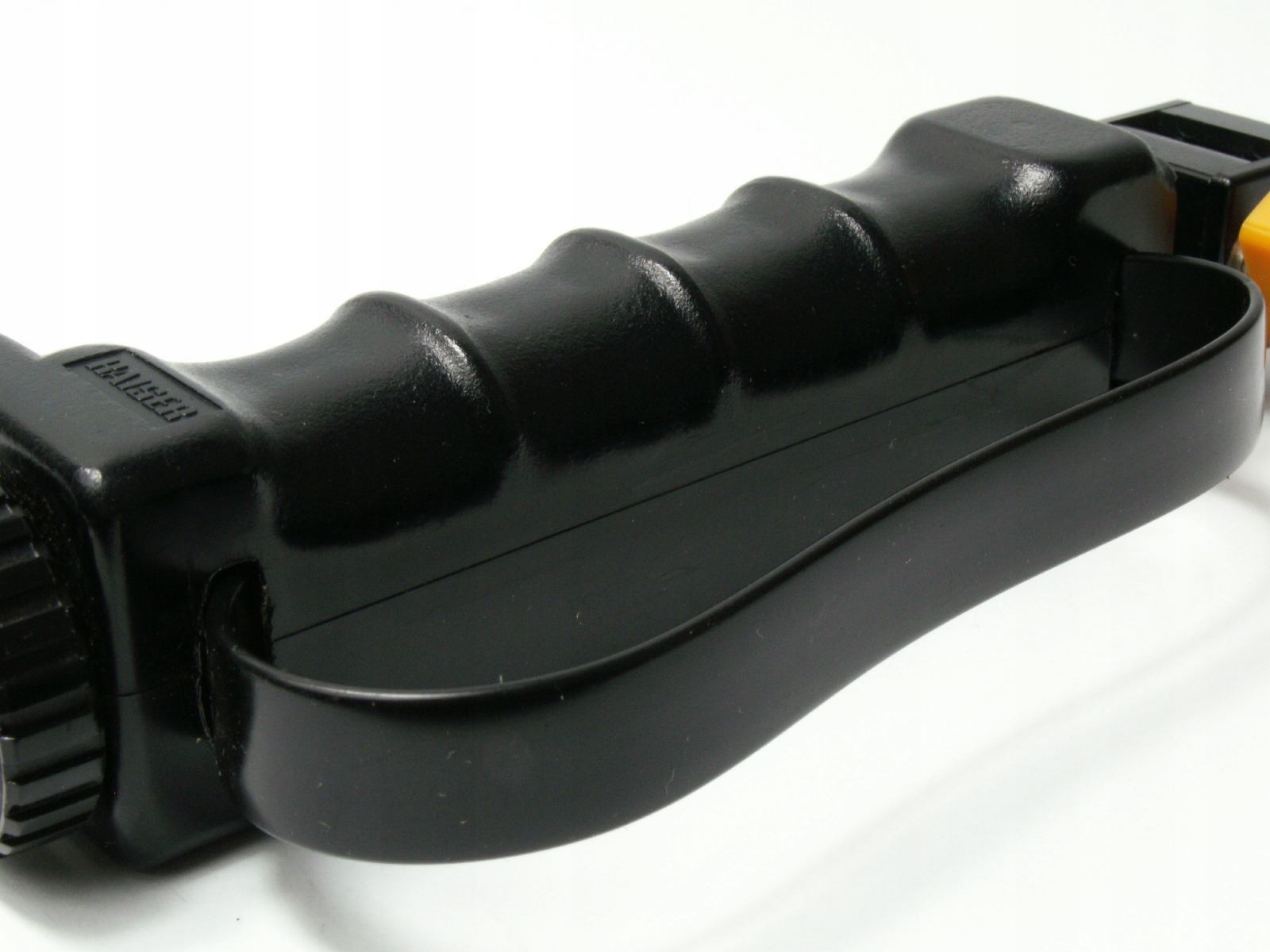 Grip - uchwyt boczny Kaiser Germany, lekki plastikowy, z stopką dla lampy Marka Kaiser