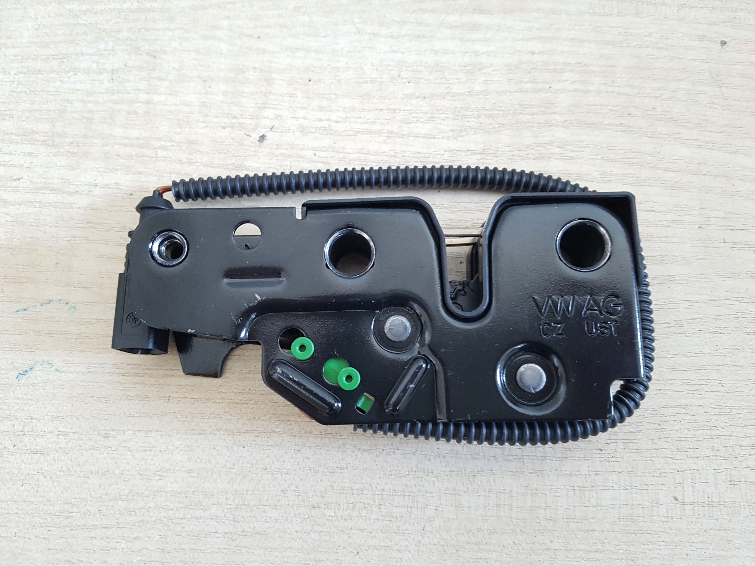 VW AMAROK zamek maski pokrywy silnika 2H0823509A