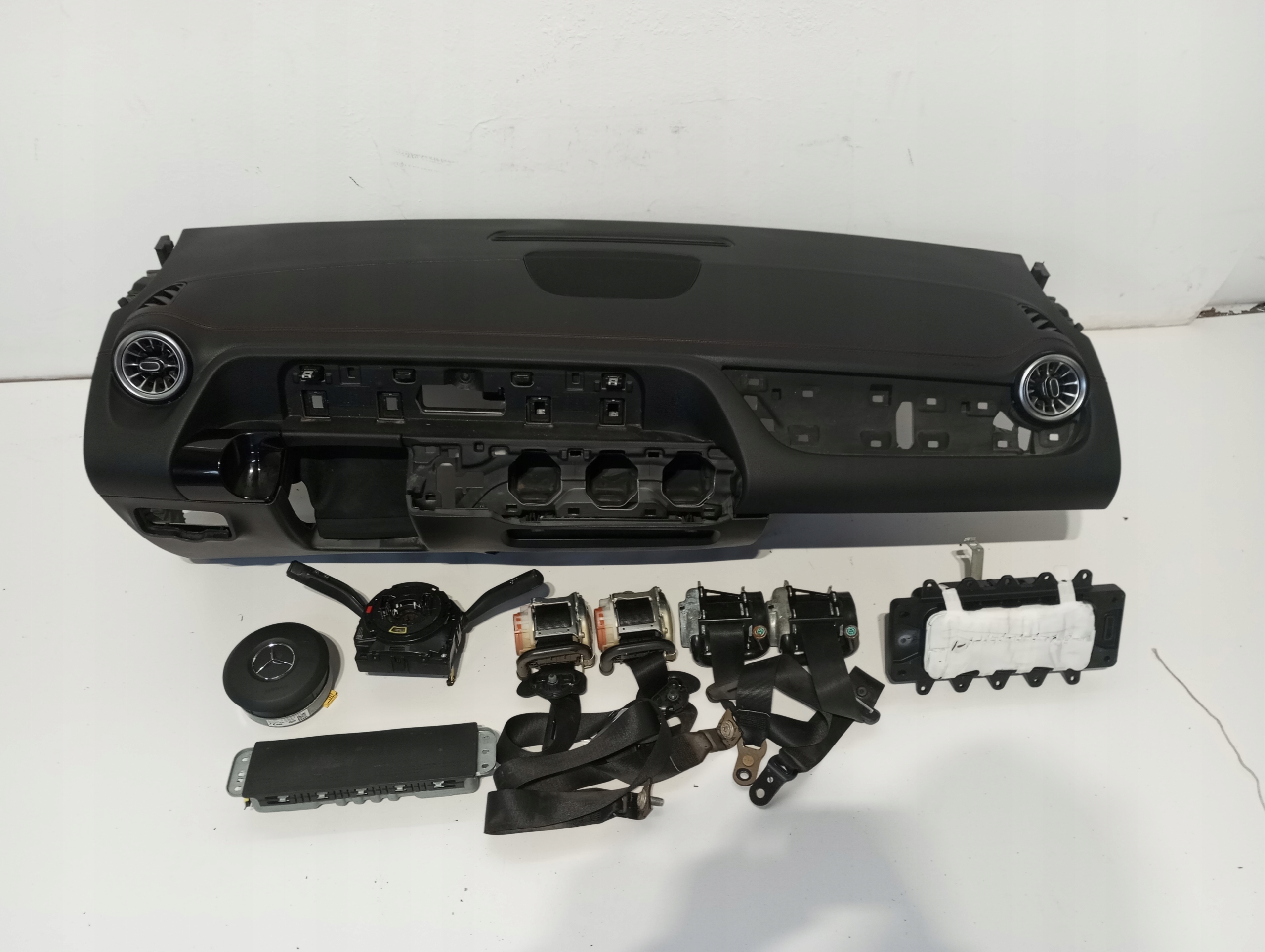 dashboard Mercedes EQA red NIC