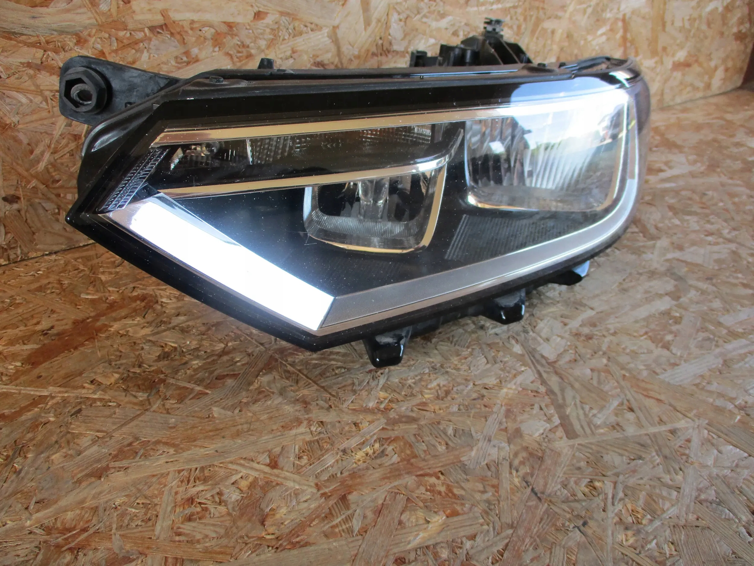 light front front left VW PASSAT B8 ZWYKLA
