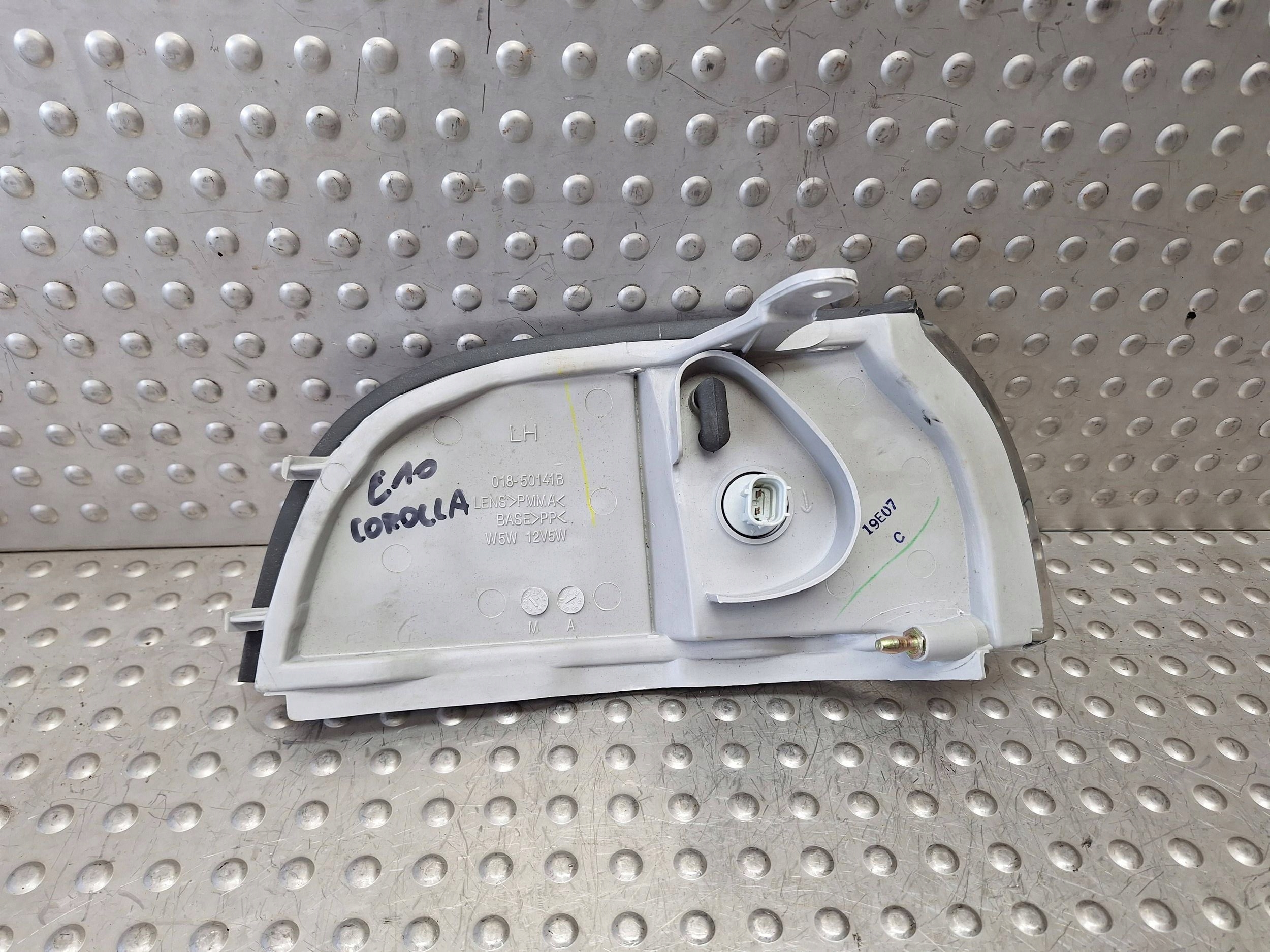 light POSTOJOWA left TOYOTA COROLLA E12 92-97 LIFTBACK