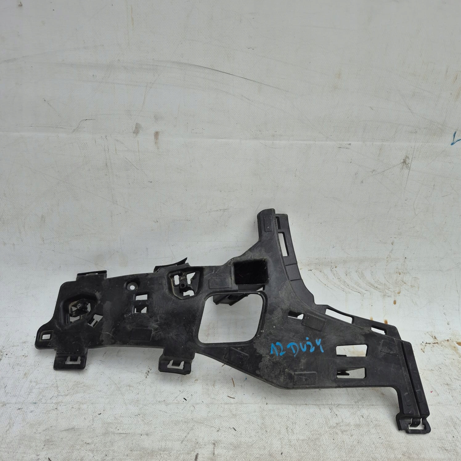 VOLVO S60 III V60 II 18 - holder support bracket left of a bumper 31455652