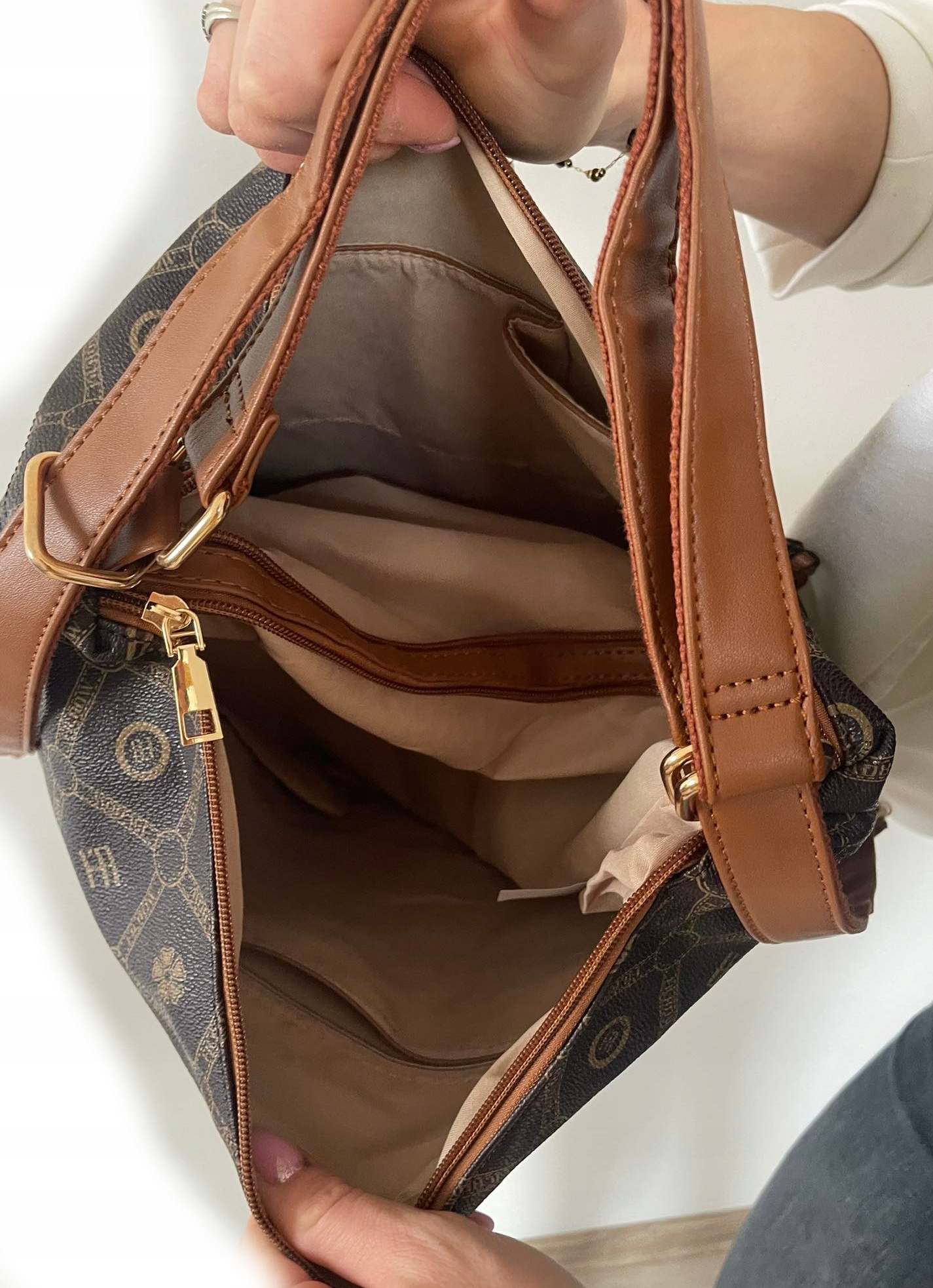 Logowana torebka damska WOREK PLECAK 2 w 1 BRĄZOWA z beżem Wzór dominujący logo