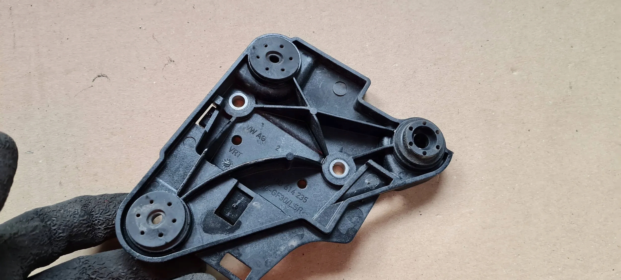 Q3 83A bracket holder POMPY ABS 5Q0614235