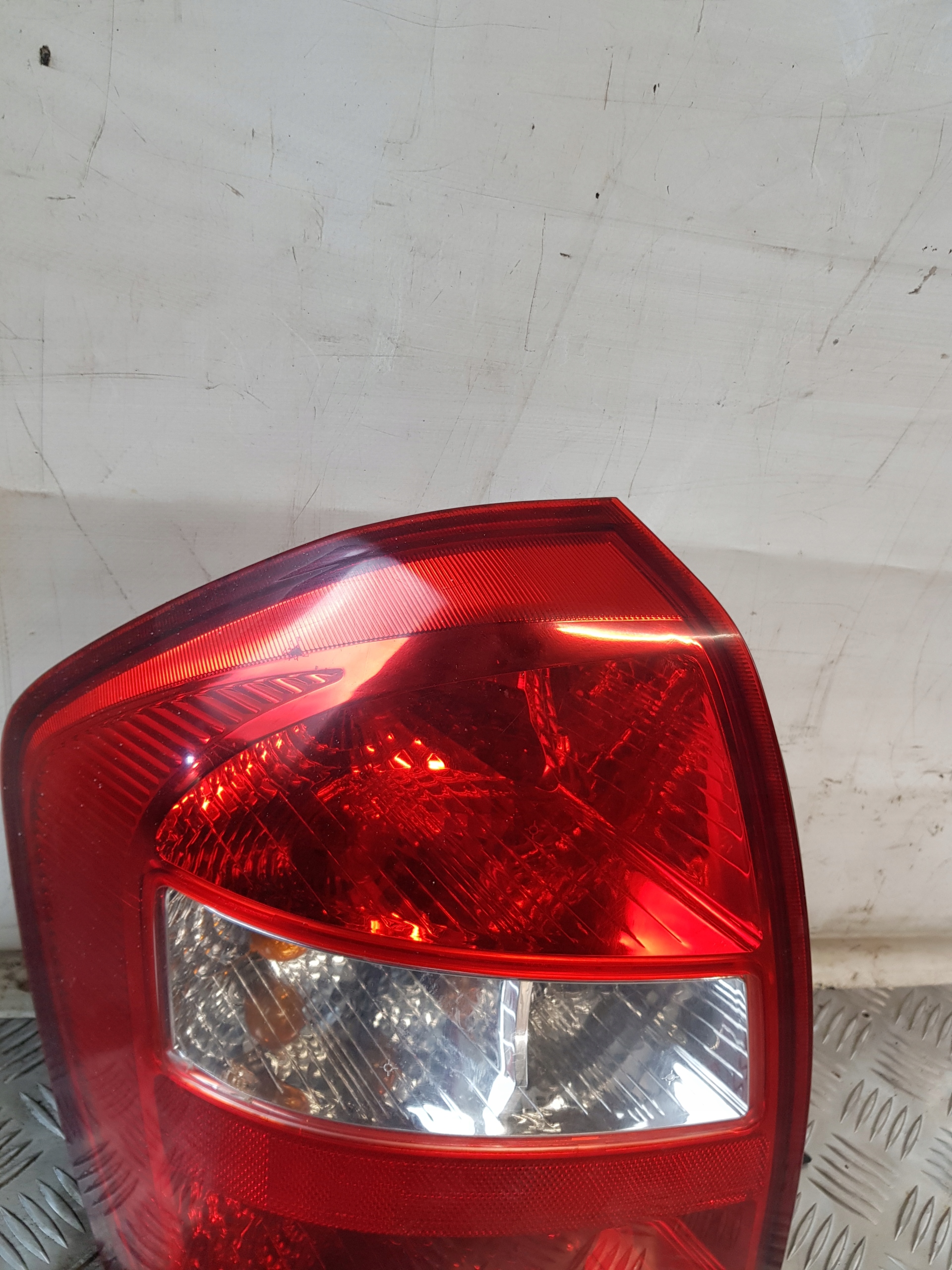 Licht links heck KIA CERATO 05R- HATCHBACK EU