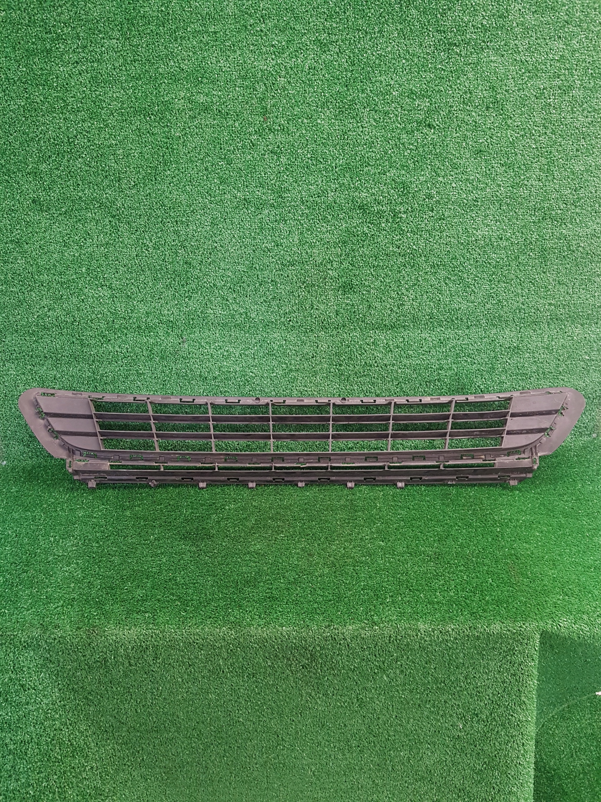 grid of a bumper central VOLKSWAGEN GOLF 7 5G0853677