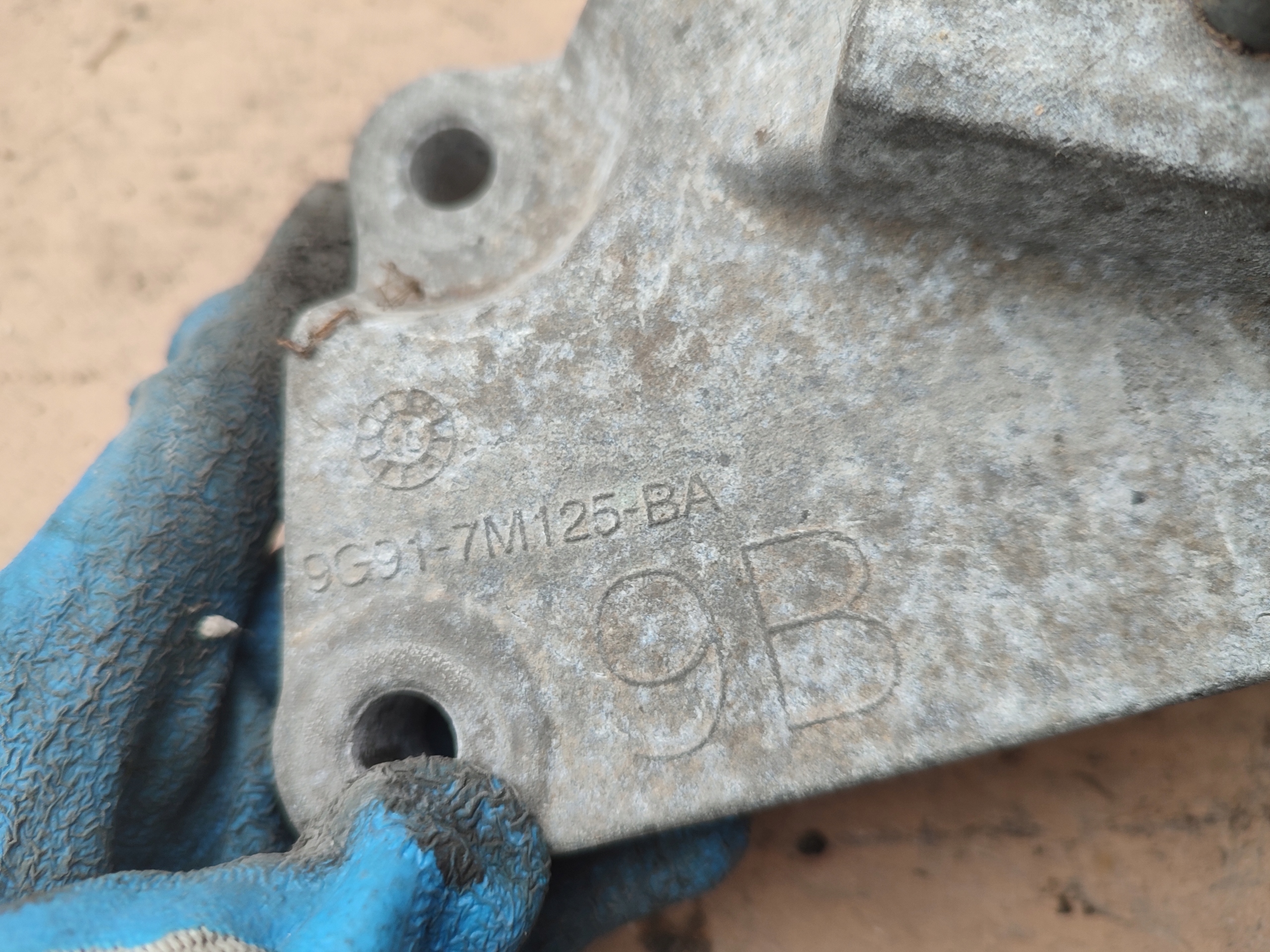 Getriebehalter FORD MONDEO MK4 2.0 9G91-7M125-BA