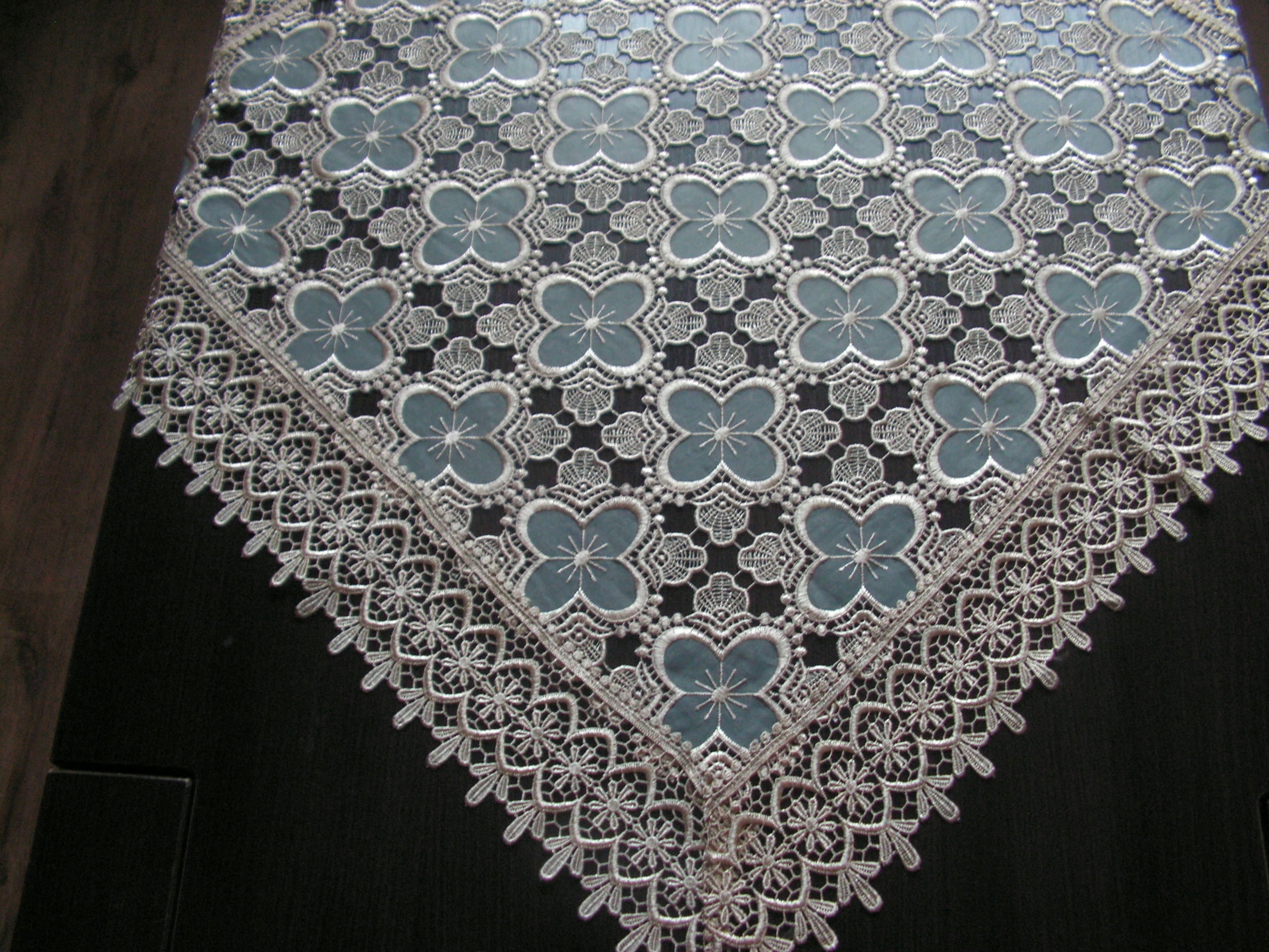 Милая Вышитая Скатерть