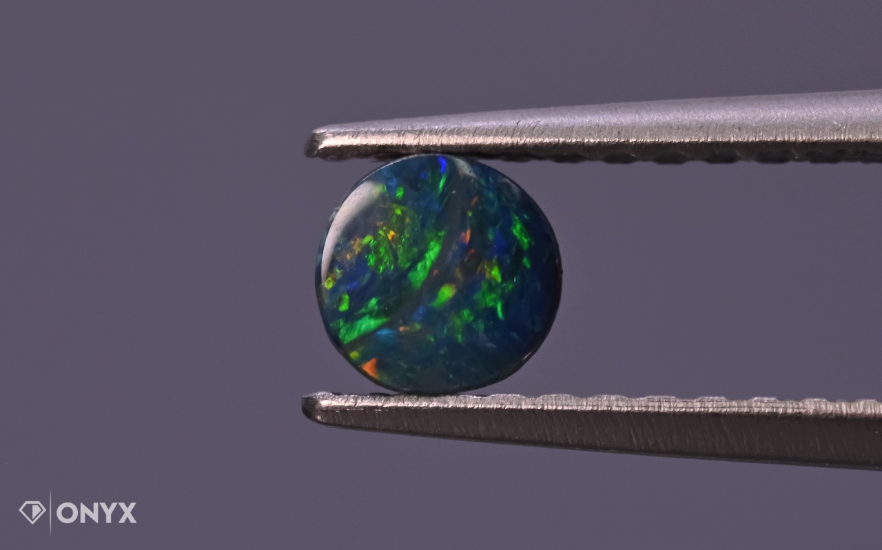 Australský opál, konvexní dubletová deska, kulatý, průměr 4,1 mm