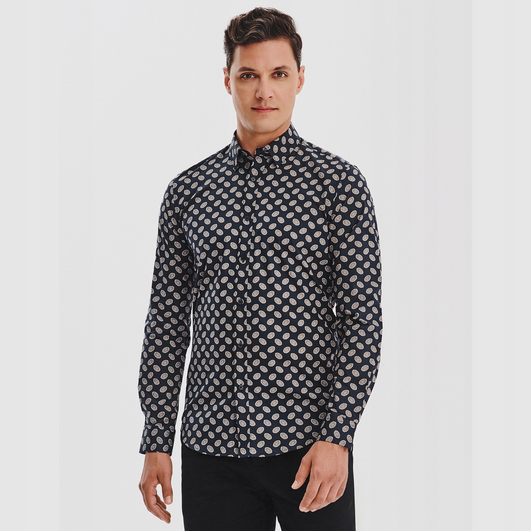 Černá pánská košile s kontrastním květinovým vzorem Pako Lorente vel 3XL